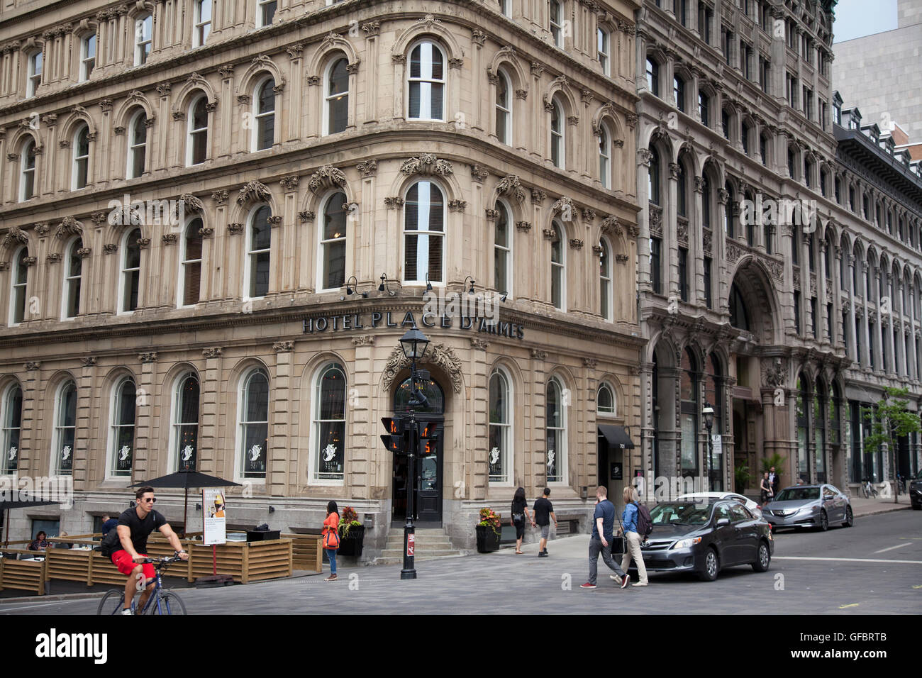 In einem klassizistischen Gebäude ist Hotel Place d ' Armes eine Minute zu Fuß von Basilique Notre-Dame de Montréal Stockfoto