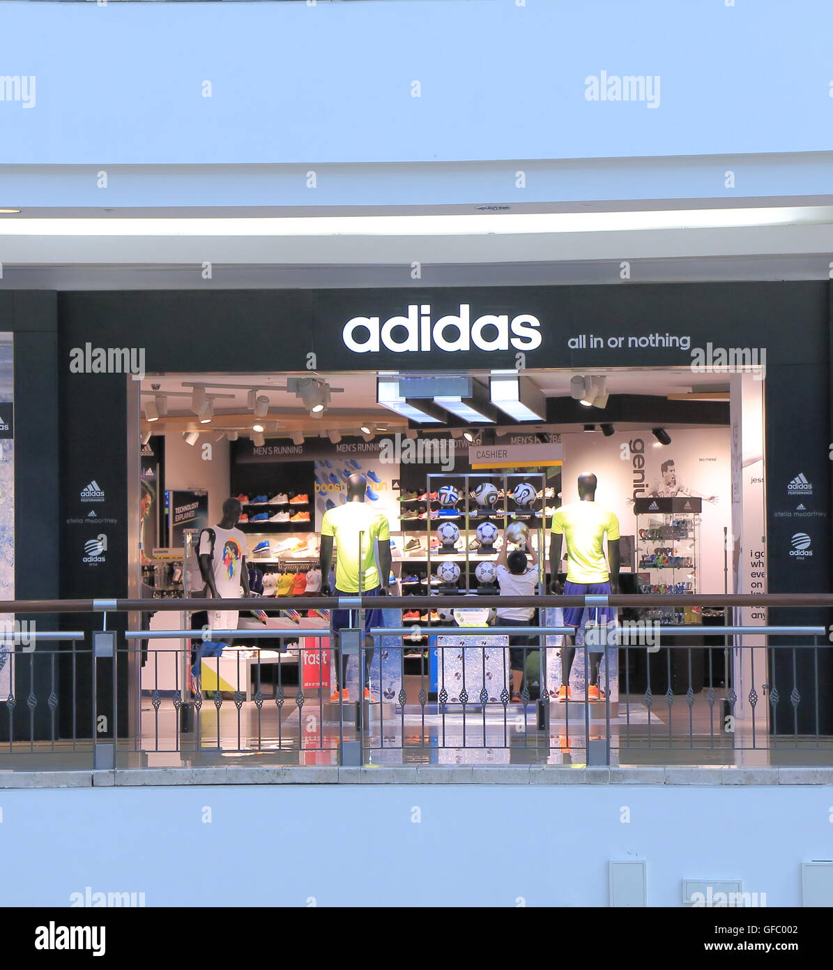Adidas Shop im SURIA KLCC in Kuala Lumpur Malaysia. Stockfoto