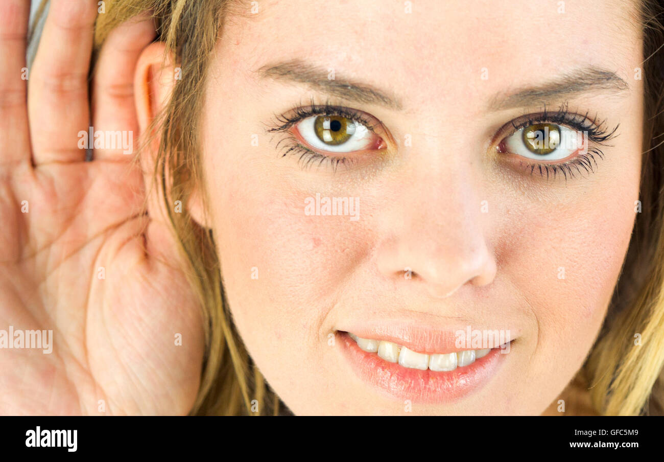 weibliches Model attraktive Frau auf Plein Hintergrund mit textfreiraum aufmerksam zuhören Stockfoto