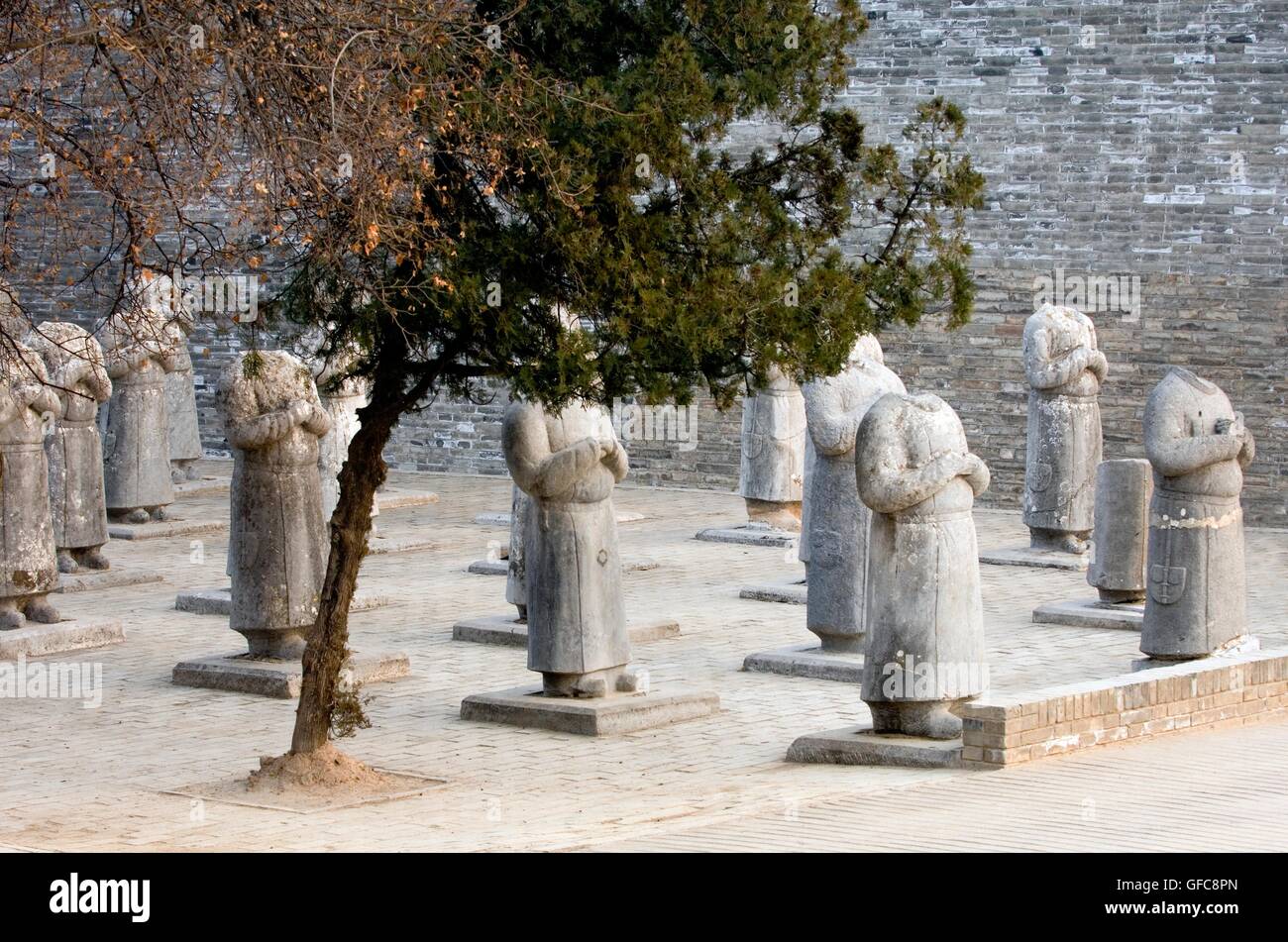 Qianling Mausoleum, Shaanxi, China. Statuen von ausländischen Gesandten. Grab von Kaiser der Tang-Dynastie Li Zhi und Kaiserin Wu Zetian Stockfoto