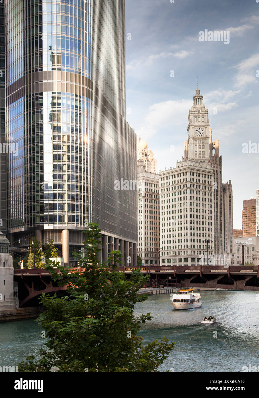 Wolkenkratzer im Waterfront, La Salle Street Bridge, Wrigley Building, Chicago River, Chicago, Cook County, Illinois, USA 2011-10-1 Stockfoto