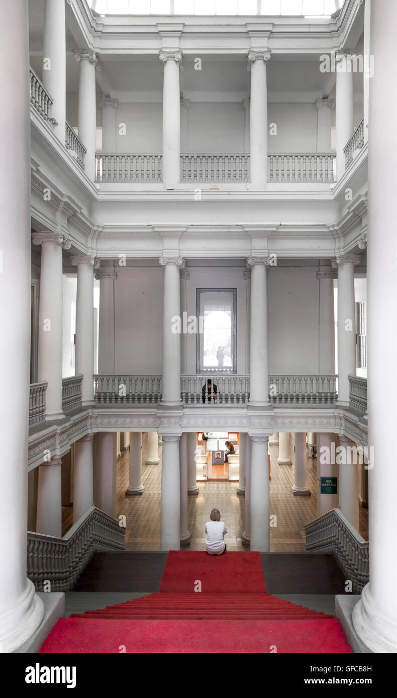 Rückansicht einer Frau sitzt auf der Treppe, Peru 2011-06-19 11:39:45 Uhr Stockfoto