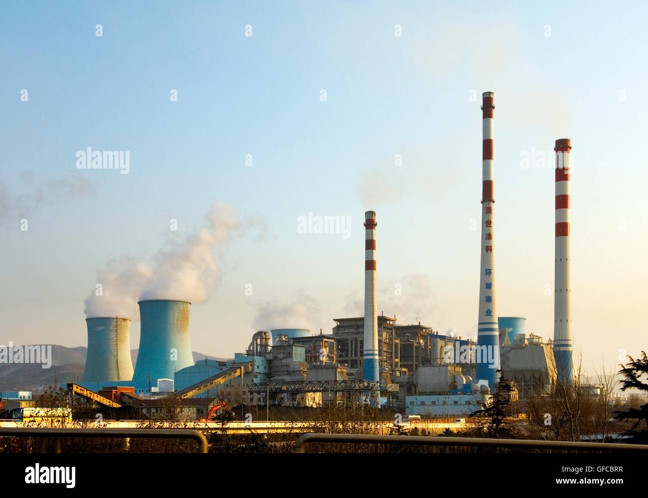 Chinesische Kohle-Kraftwerk Pflanze Schornsteine und Kühltürme auf westlichen Vorort der Stadt Yantai, Shandong Provinz, China Stockfoto