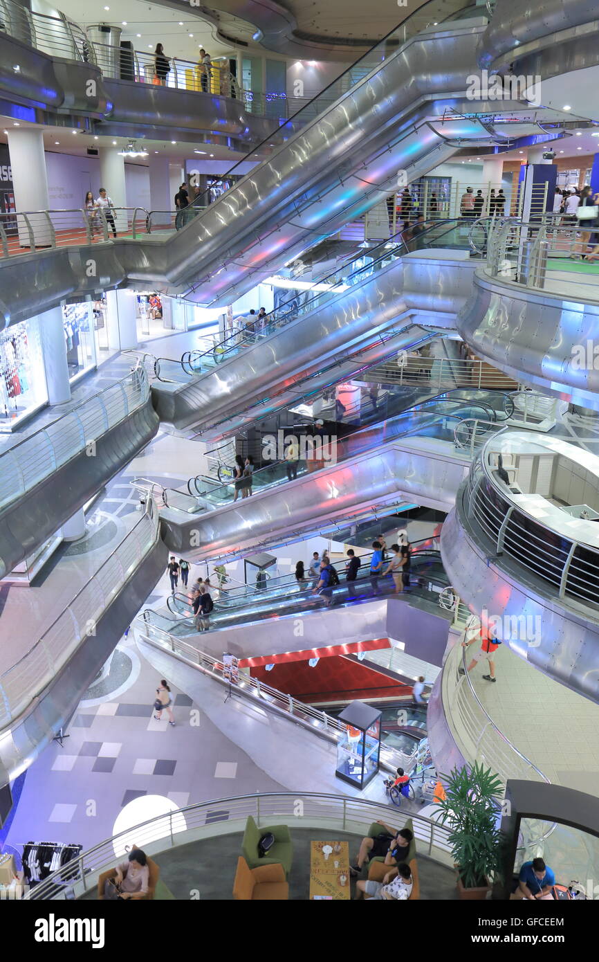 Menschen-Shop unter Lot 10 Shopping Mall in Kuala Lumpur Malaysia. Stockfoto