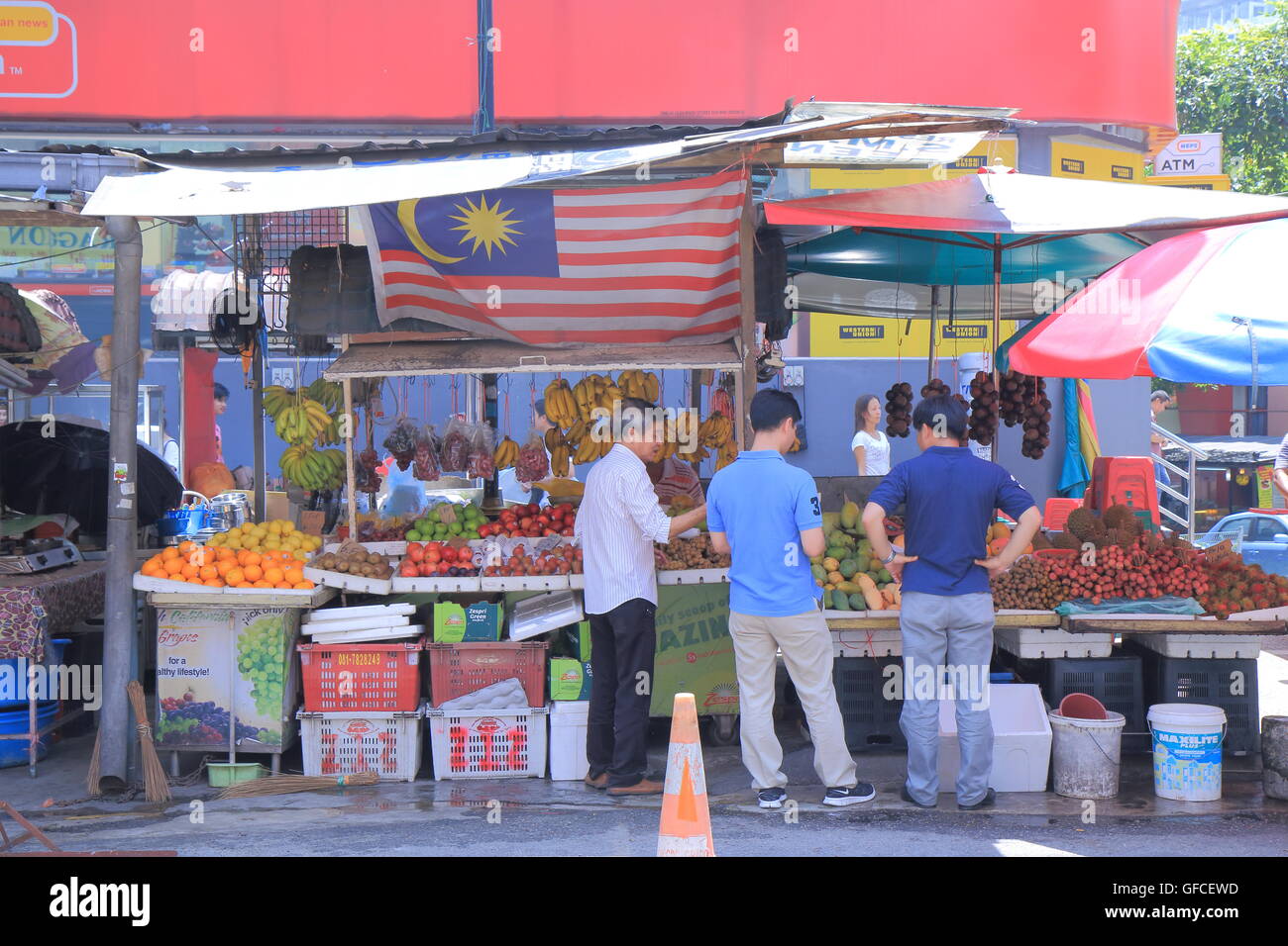 Menschen-Shop am Jalan Alor Bukit Bintang in Kuala Lumpur Malaysia. Stockfoto