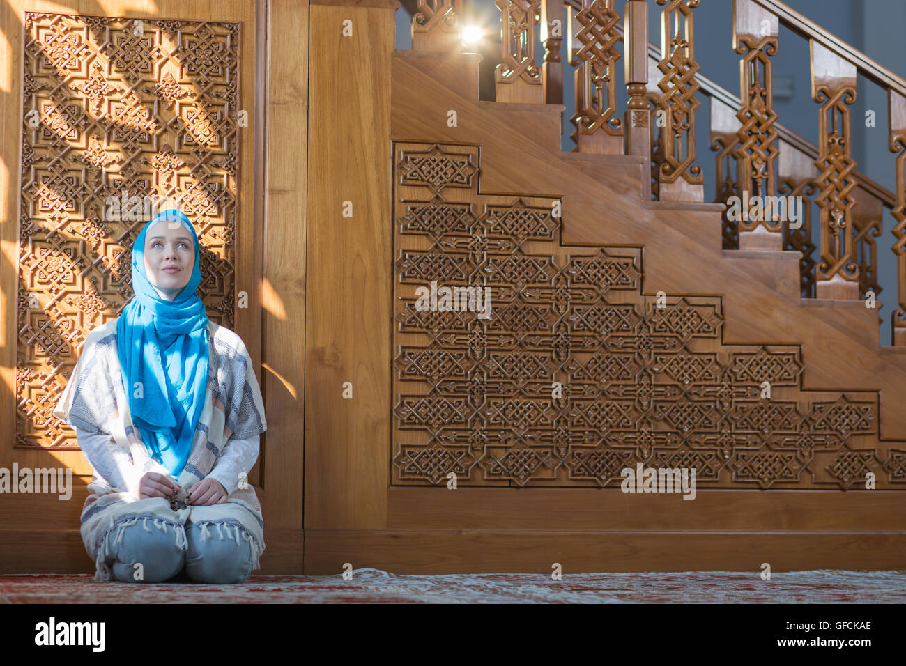 Junge muslimische Frau in der Moschee beten Stockfoto