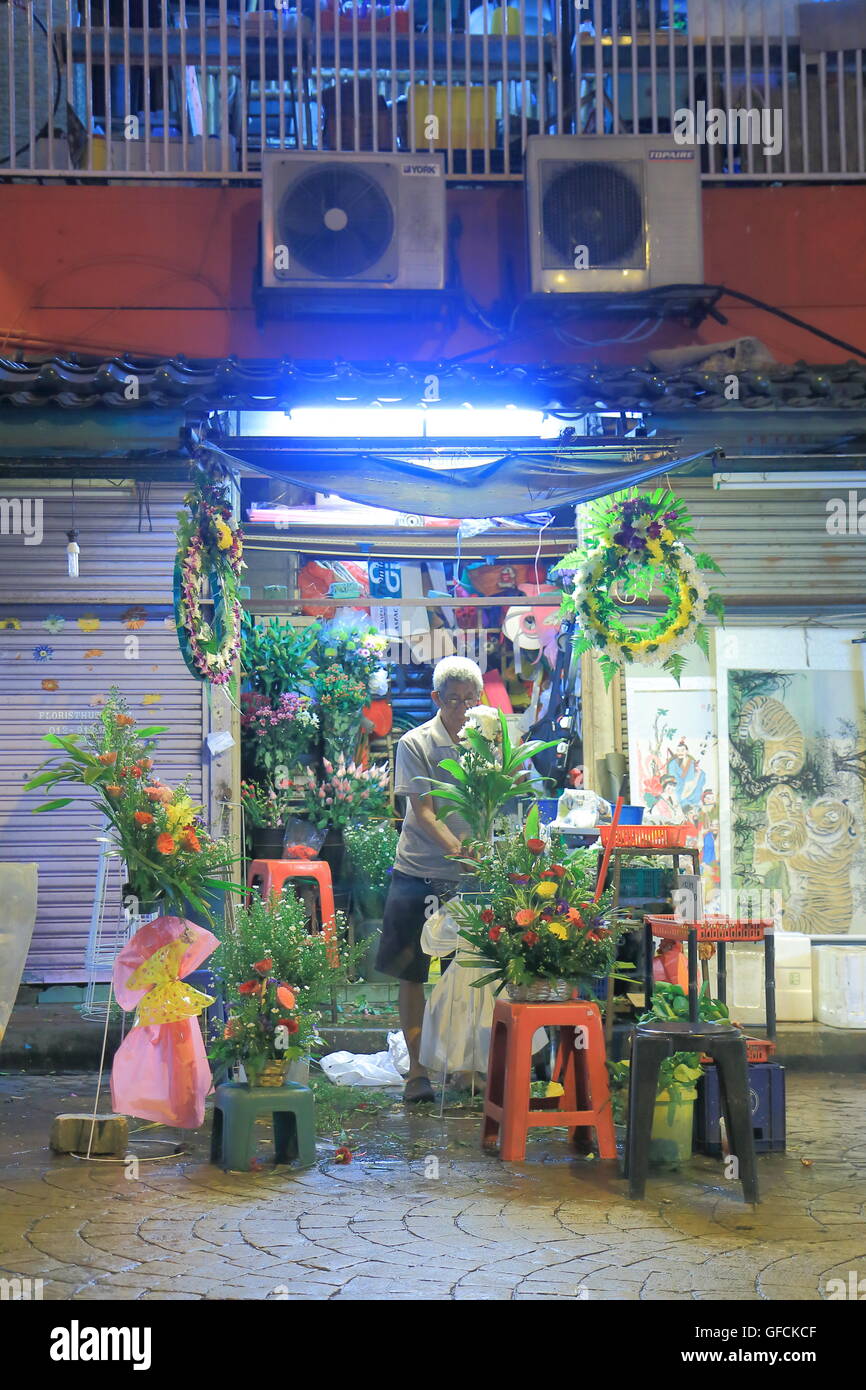 Ein Mann verkauft Blumen in Chinatown in Kuala Lumpur Malaysia Stockfoto