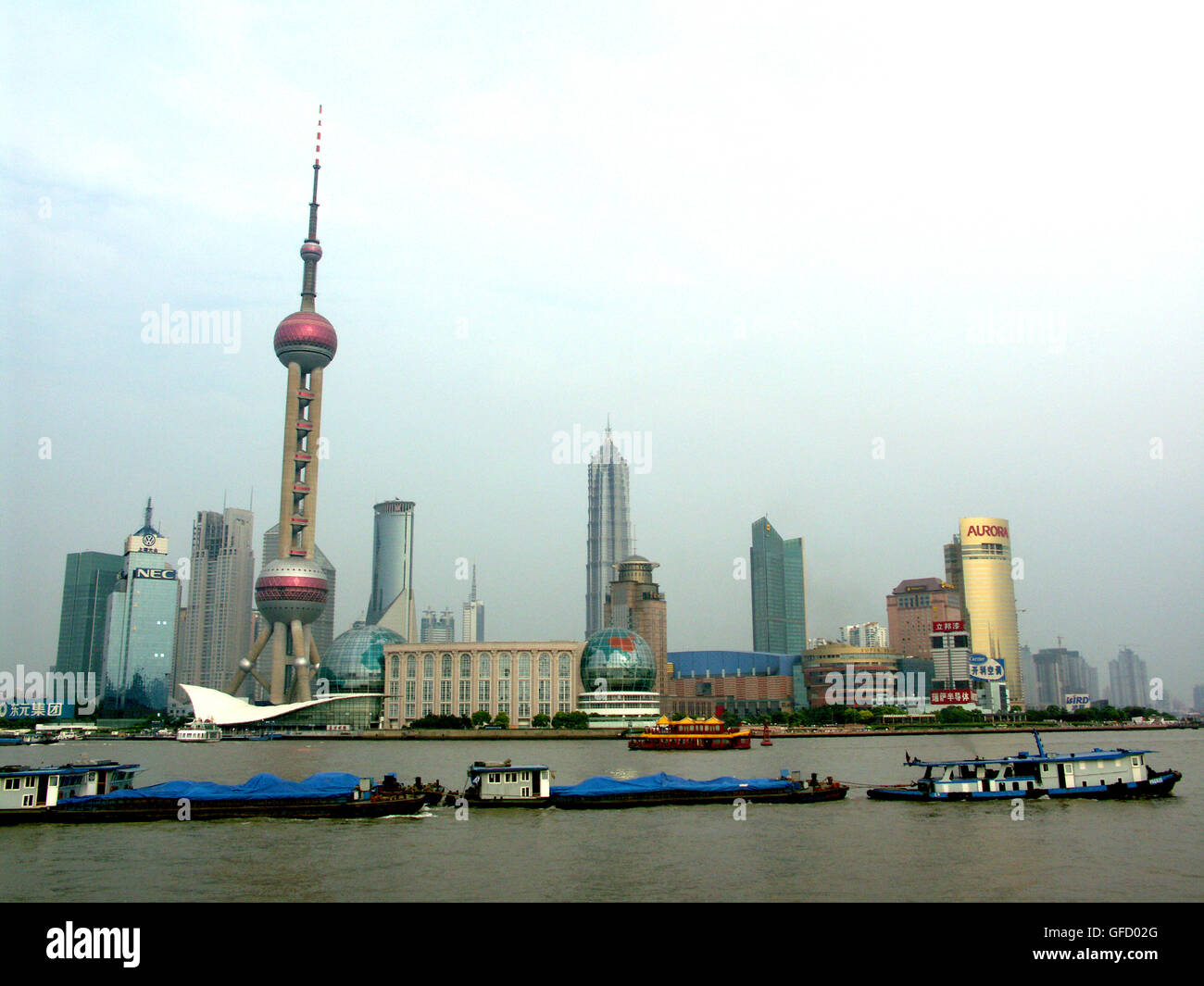 Ein Lastkahn "Zug" geht vor den Bund, mit Blick auf den Huángpu-Fluss – Shanghai, China. Stockfoto