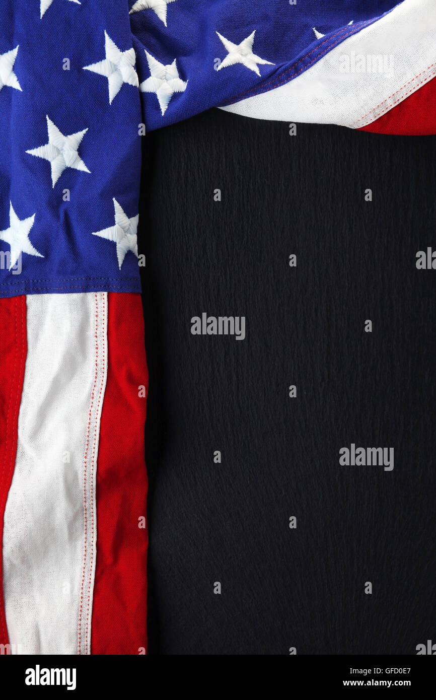 USA-Flagge auf schwarzem Schiefer Hintergrund Stockfoto