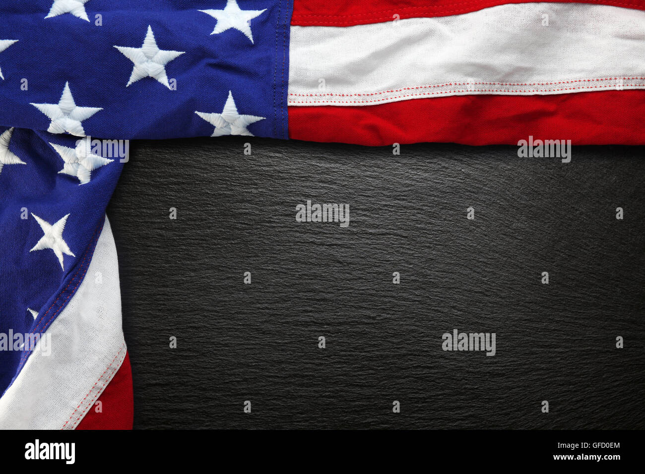 USA-Flagge auf schwarzem Schiefer Hintergrund Stockfoto