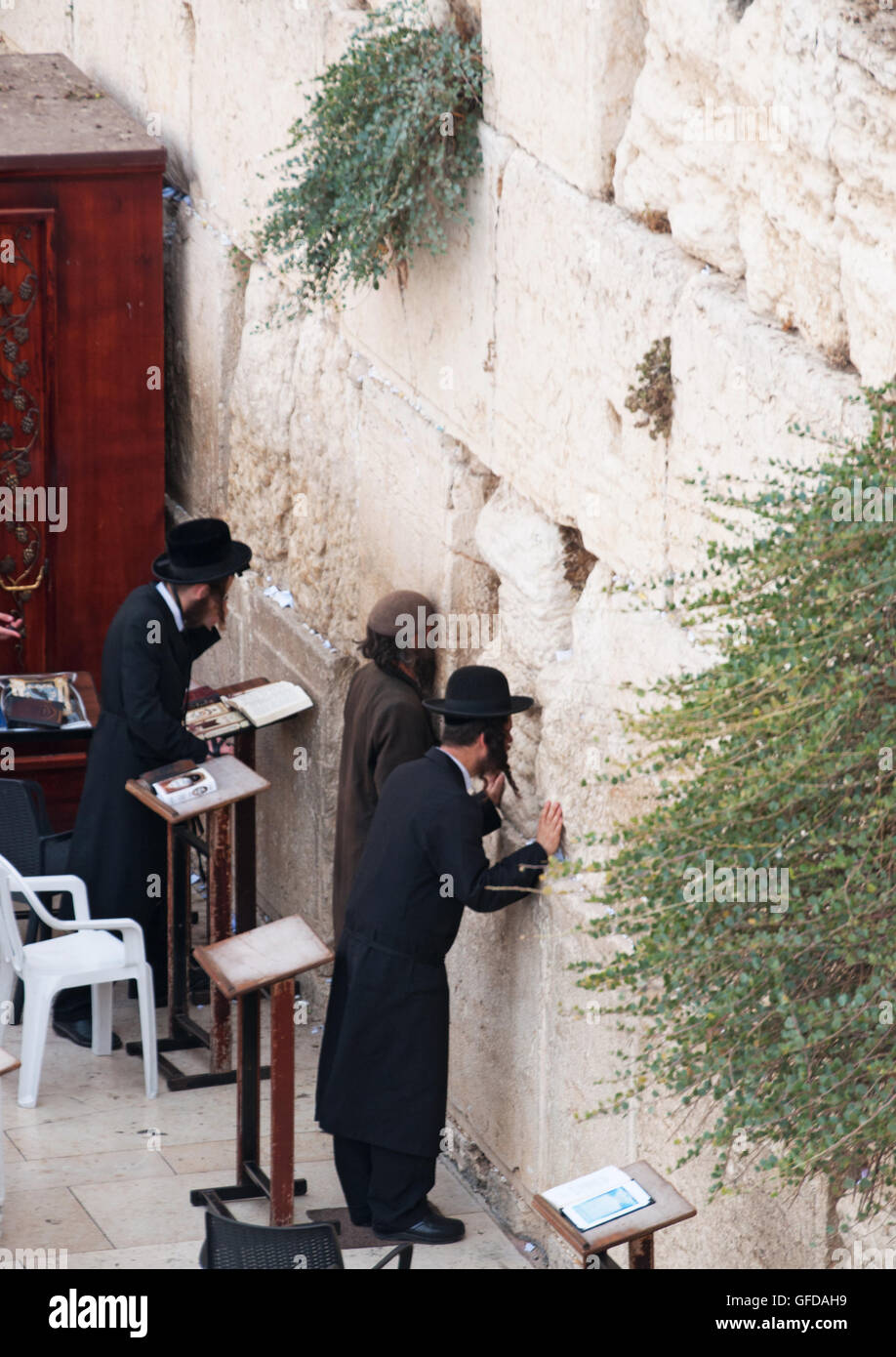 Jerusalem: Jüdische Männer an der Klagemauer beten Klagemauer oder Kotel, Überrest der Tempelberg, dem heiligsten Ort für Judentum Stockfoto