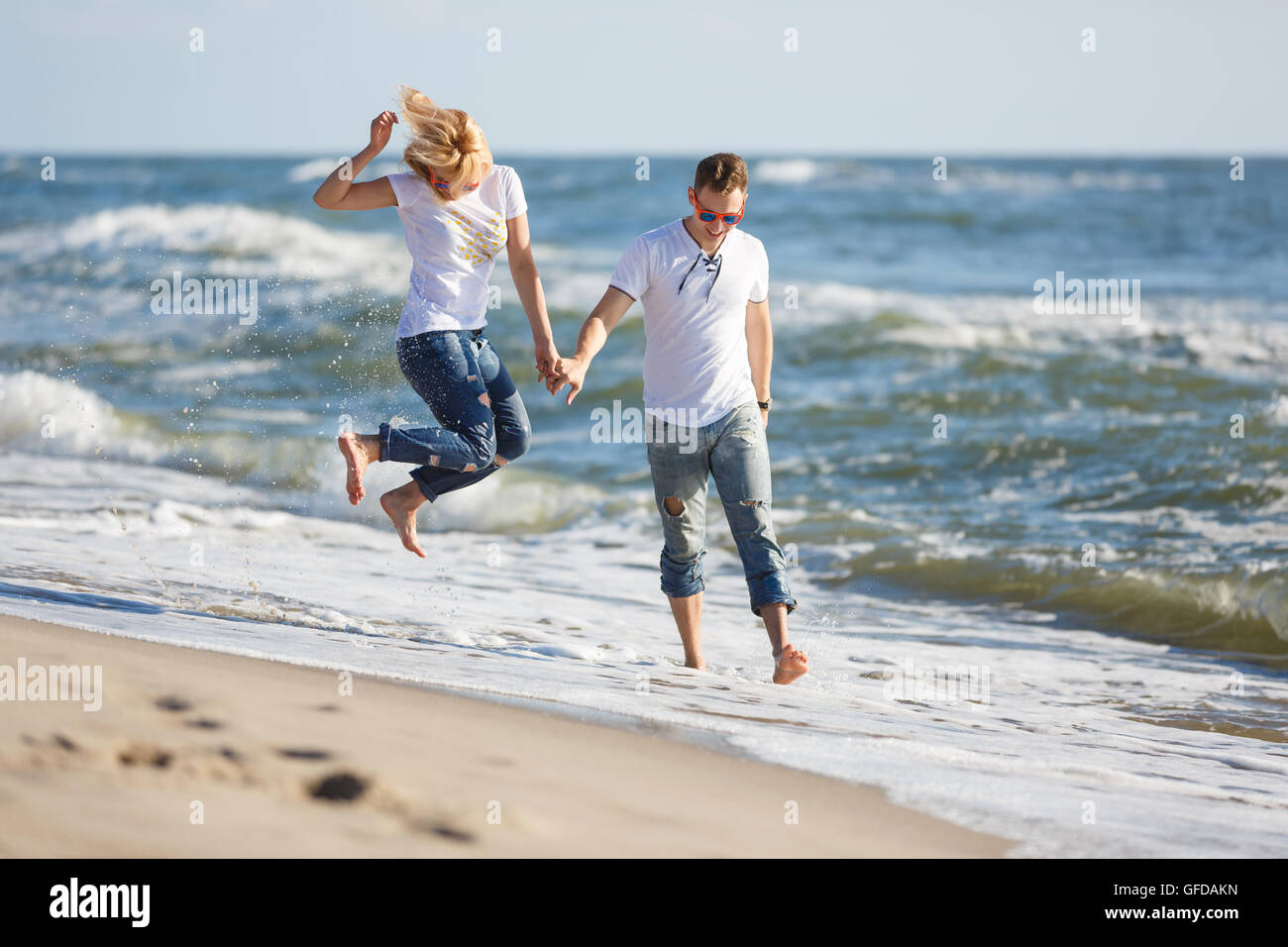 Fröhliches paar viel Spaß am Strand, Sommerzeit Stockfoto