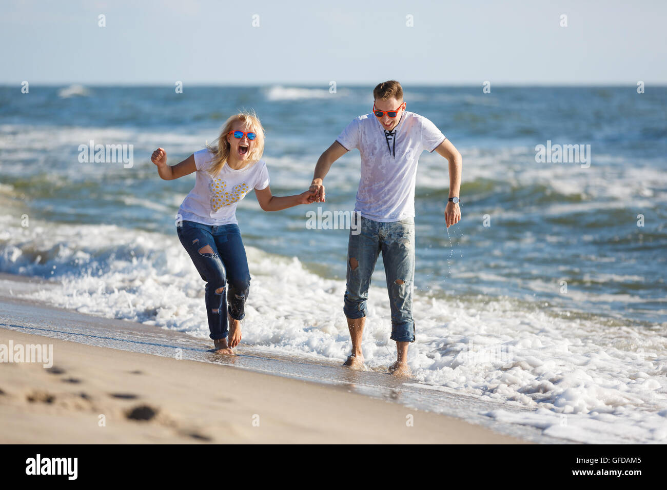 Fröhliches paar viel Spaß am Strand, Sommerzeit Stockfoto