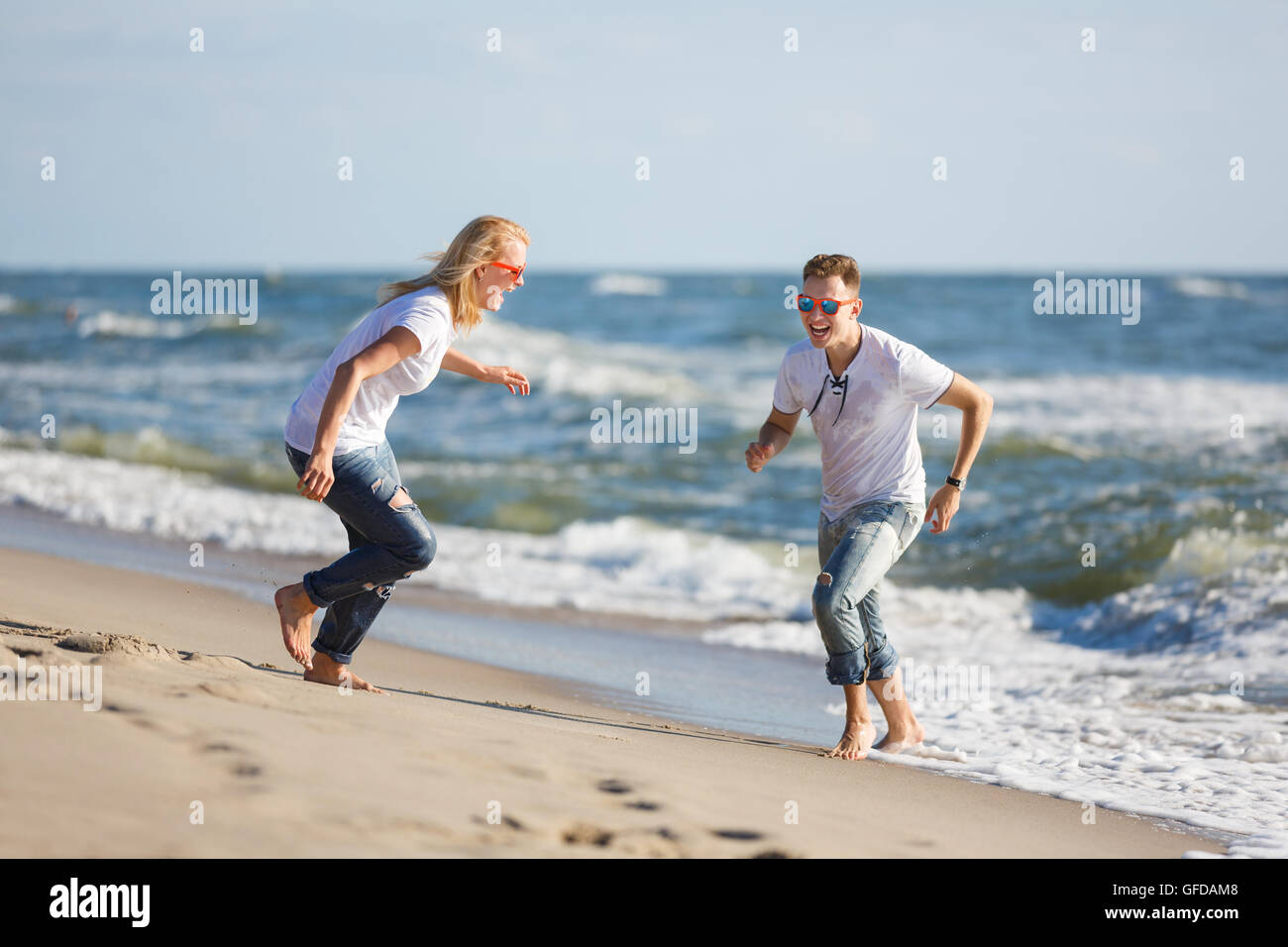 Fröhliches paar viel Spaß am Strand, Sommerzeit Stockfoto