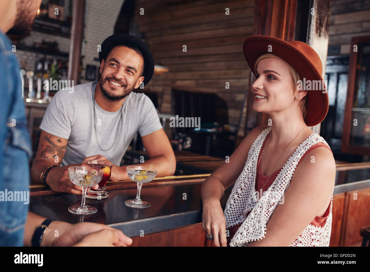 Gruppe von Jugendlichen in einem Café sitzen. Junge Männer und Frauen treffen im Café-Tisch und reden. Stockfoto