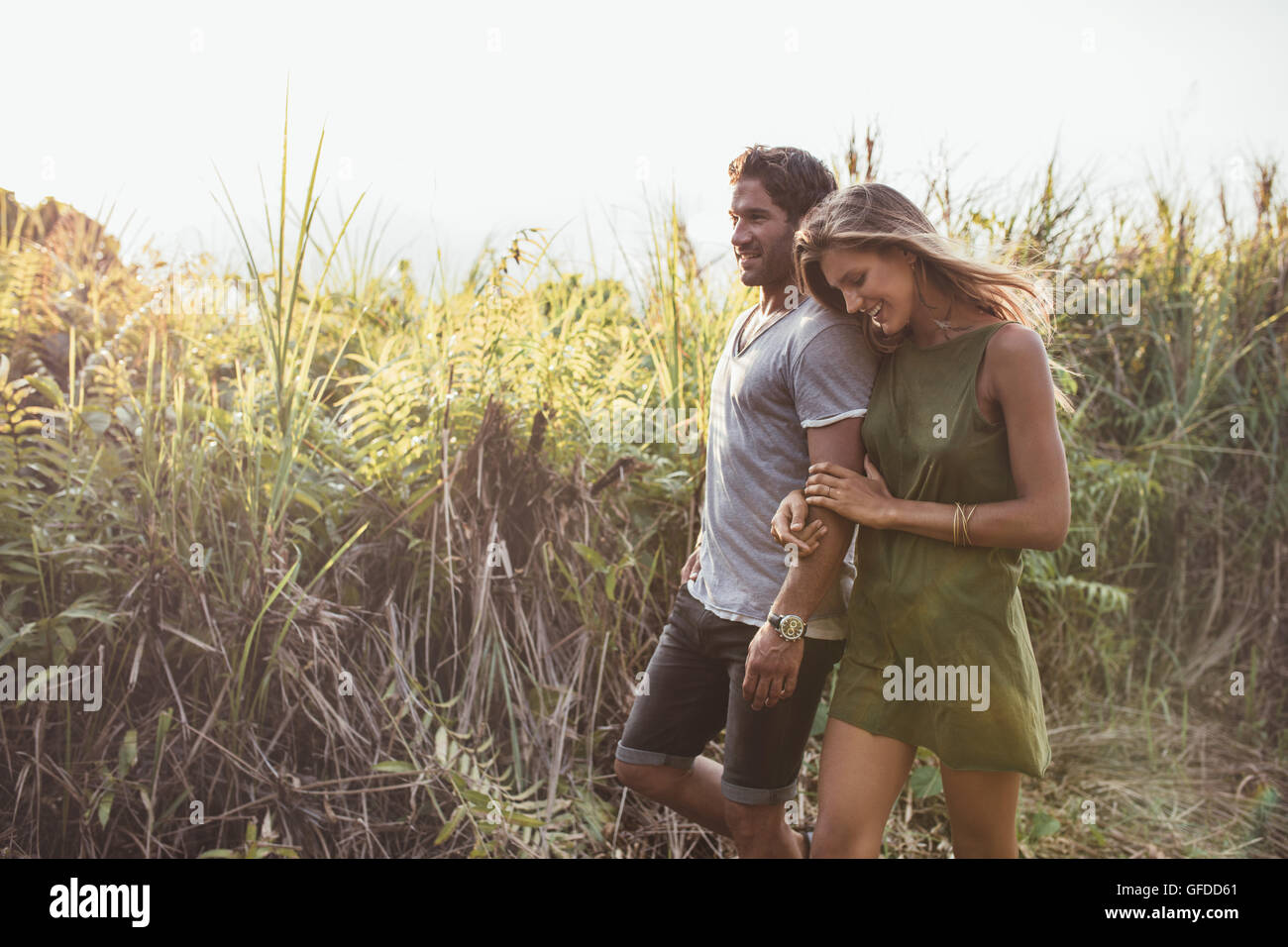 Im Freien Schuss romantischen jungen Paares gehen gemeinsam in die Landschaft. Junger Mann und Frau im Urlaub. Stockfoto
