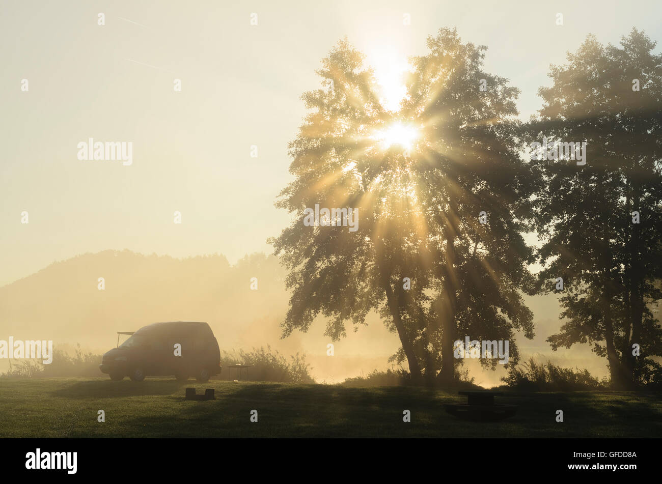 Kallmünz: Sonnenaufgang am Fluss Naab, Nebel, trailer, Deutschland, Bayern, Bayern, Oberpfalz, Oberpfalz Stockfoto