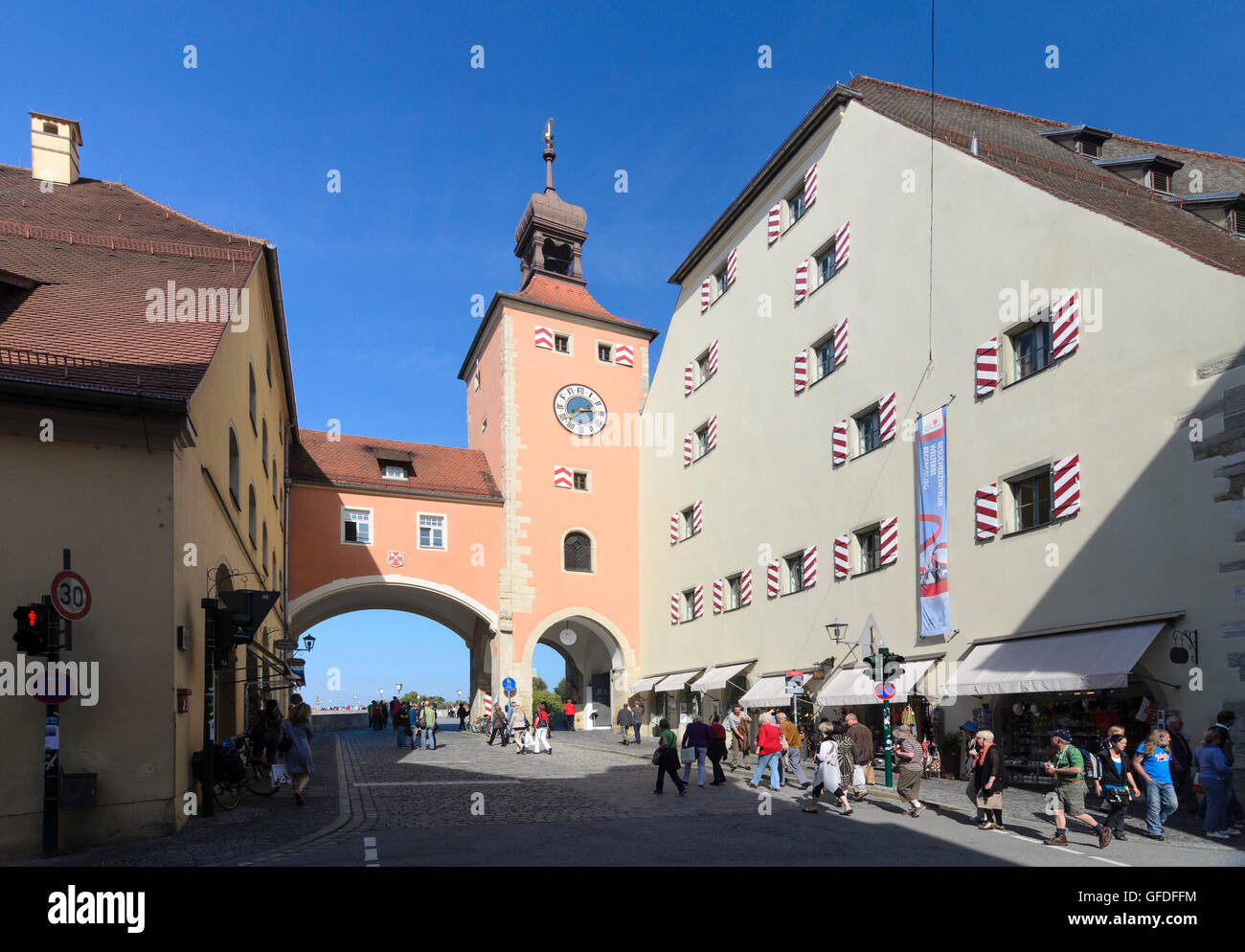 Regensburg: Steinerne Brücke mit Brücktor Tor und Salzstadel, Deutschland, Bayern, Bayern, Oberpfalz, Oberpfalz Stockfoto