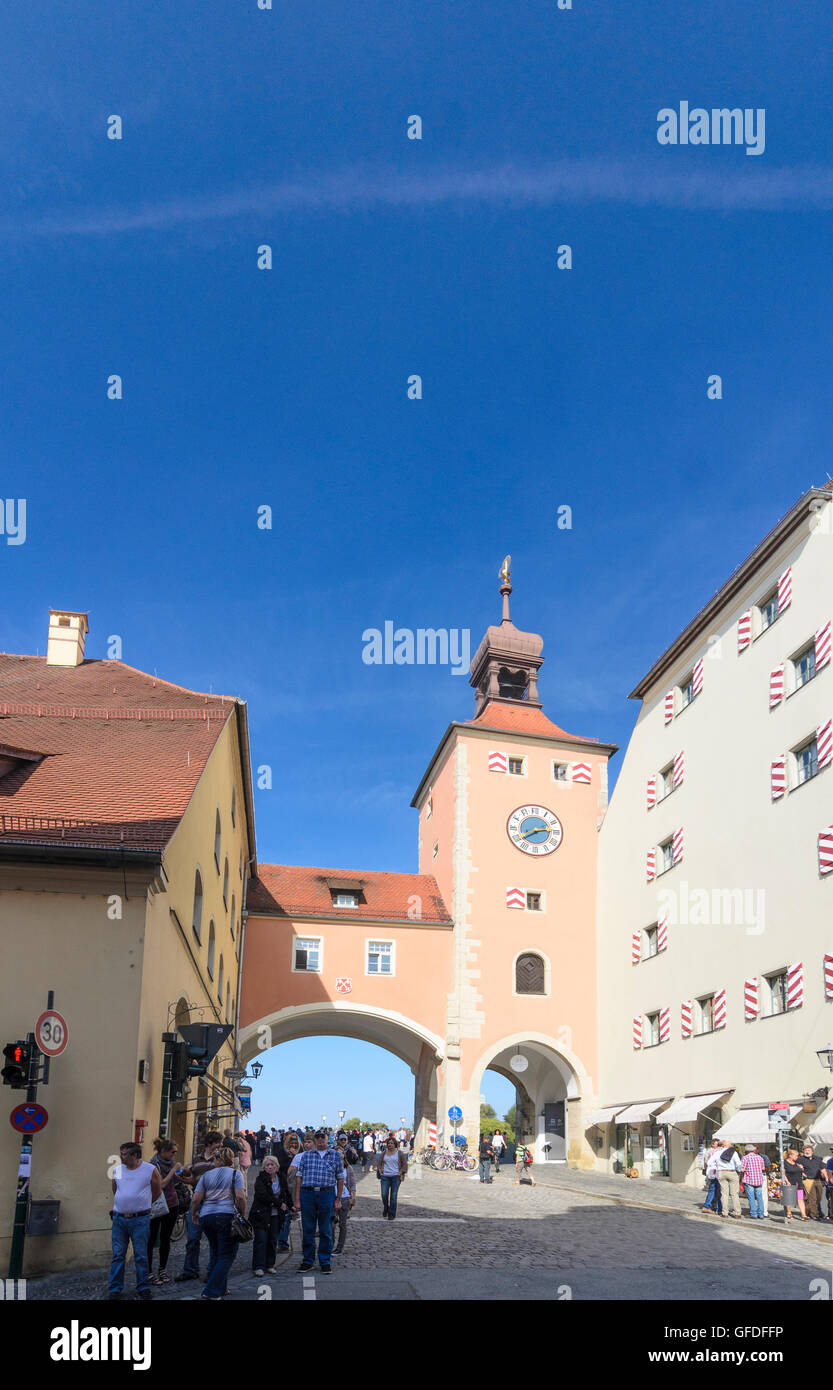 Regensburg: Steinerne Brücke mit Brücktor Tor und Salzstadel, Deutschland, Bayern, Bayern, Oberpfalz, Oberpfalz Stockfoto