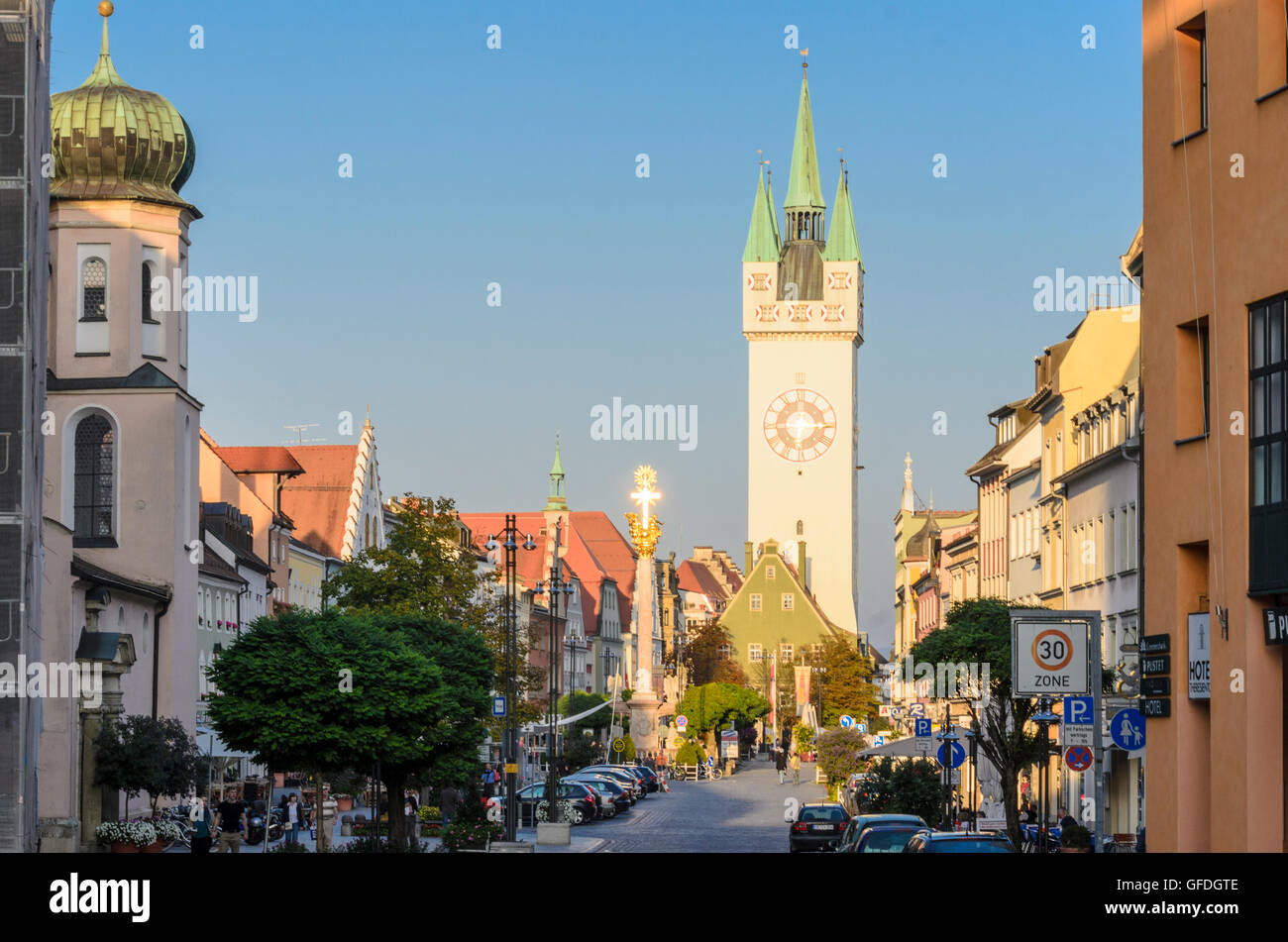 Straubing: quadratische Theresienplatz mit Dreifaltigkeitssäule und Stadtturm, Deutschland, Bayern, Bayern, Niederbayern, Niederbayern Stockfoto