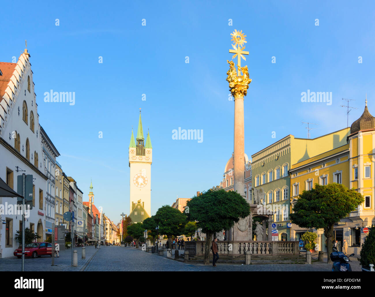 Straubing: quadratische Theresienplatz mit Dreifaltigkeitssäule und Stadtturm, Deutschland, Bayern, Bayern, Niederbayern, Niederbayern Stockfoto