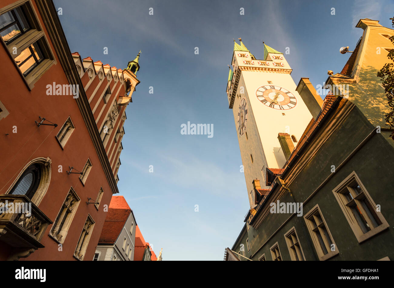 Straubing: Rathaus (links) und City Tower, Deutschland, Bayern, Bayern, Niederbayern, Niederbayern Stockfoto