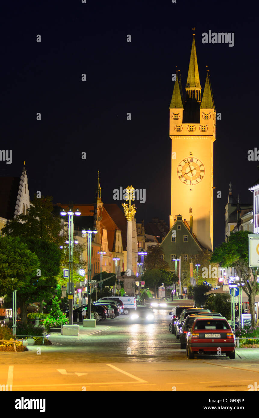 Straubing: quadratische Theresienplatz mit Dreifaltigkeitssäule und Stadtturm, Deutschland, Bayern, Bayern, Niederbayern, Niederbayern Stockfoto