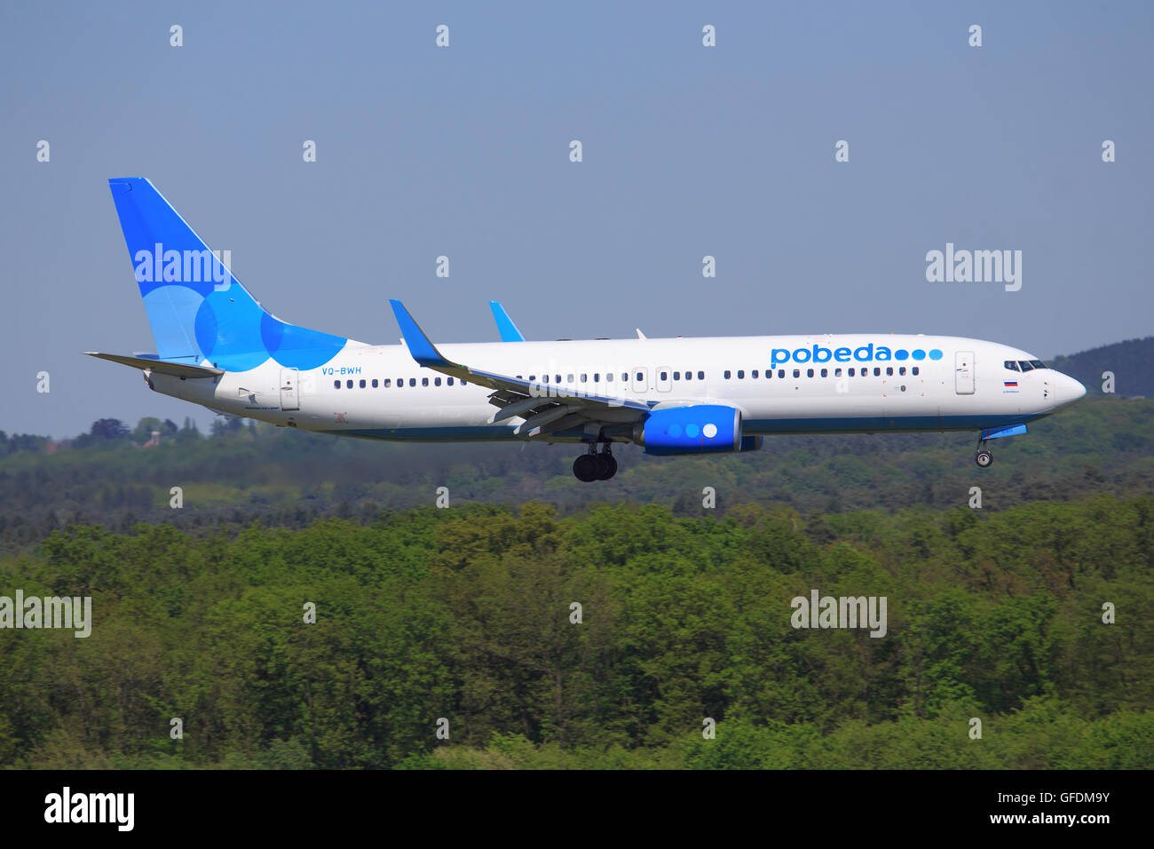 SCHIPHOL, AMSTERDAM, Niederlande - Mai 1, 2016: Boeing 737 von Popeda Fluggesellschaft landet auf dem internationalen Flughafen Schiphol. Stockfoto