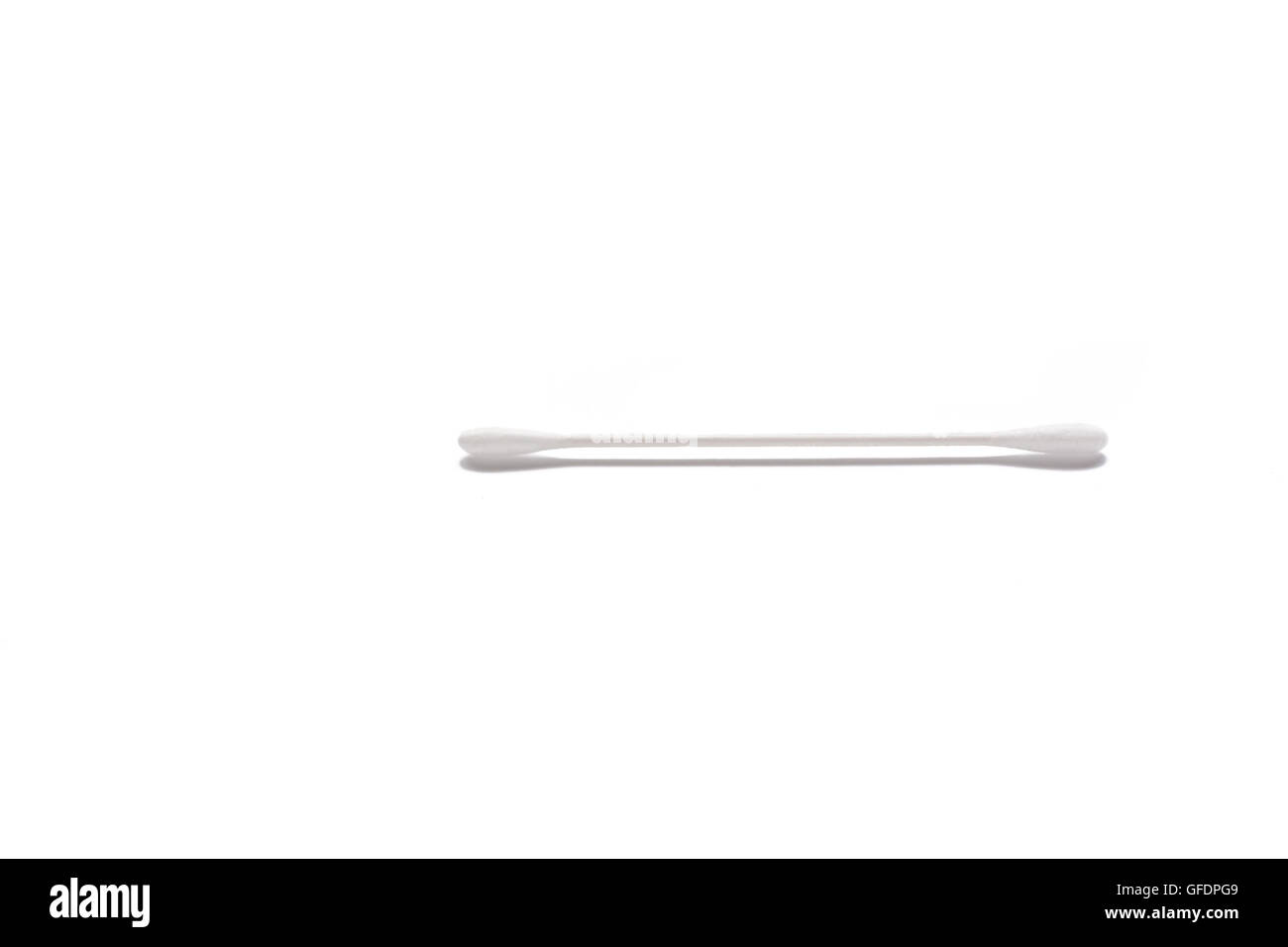 Q-Tip auch bekannt als eine Baumwolle Knospe auf weißen Hintergrund isoliert Stockfoto