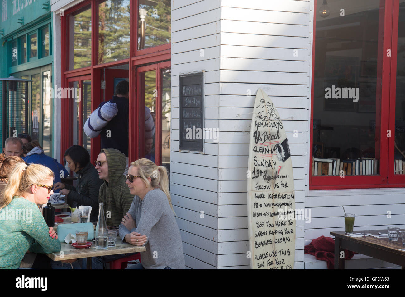 Hemingway Café Café in Manly, Sydney, Australien an einem Sonntagmorgen Stockfoto