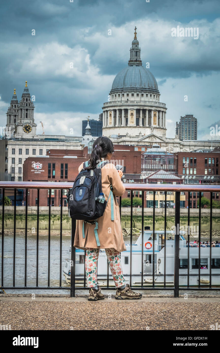 Blick auf St. Pauls Kathedrale aus der Londoner Bankside Gebiet in der Nähe von Tate Modern Museum Stockfoto