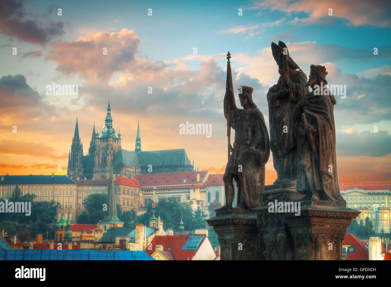 Die berühmte Karlsbrücke und Turm, Prag, Tschechische Republik Stockfoto