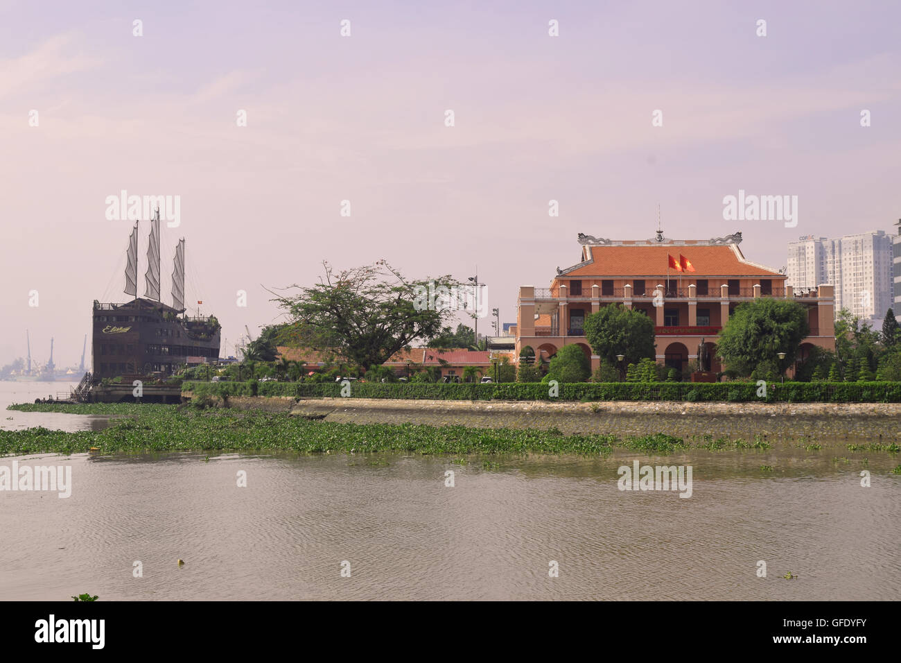 Tourismus-Boot und Drache wharf in Saigon River, Ho-Chi-Minh-Stadt, vietnam Stockfoto