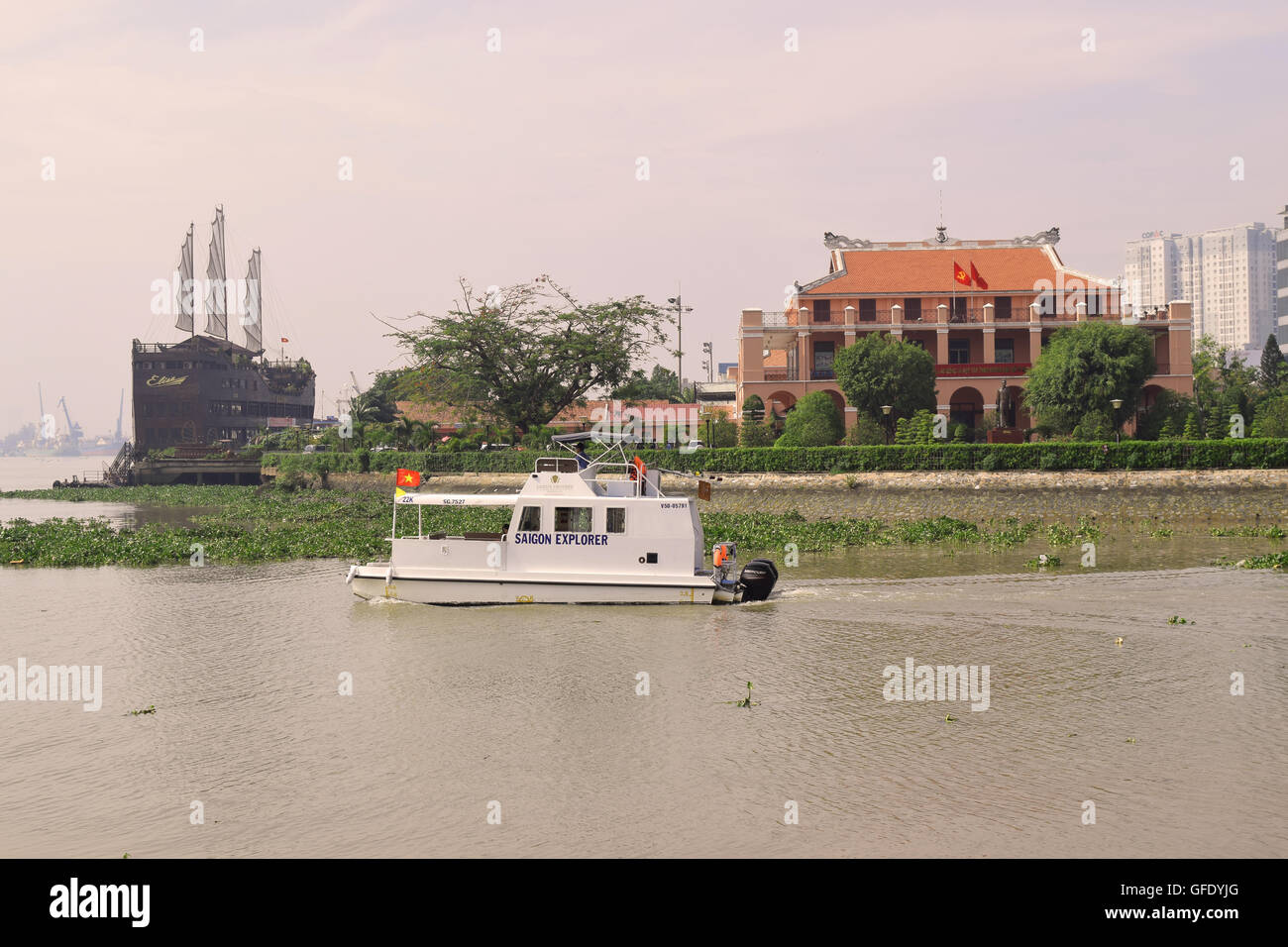 Tourismus-Boot und Drache wharf in Saigon River, Ho-Chi-Minh-Stadt, vietnam Stockfoto