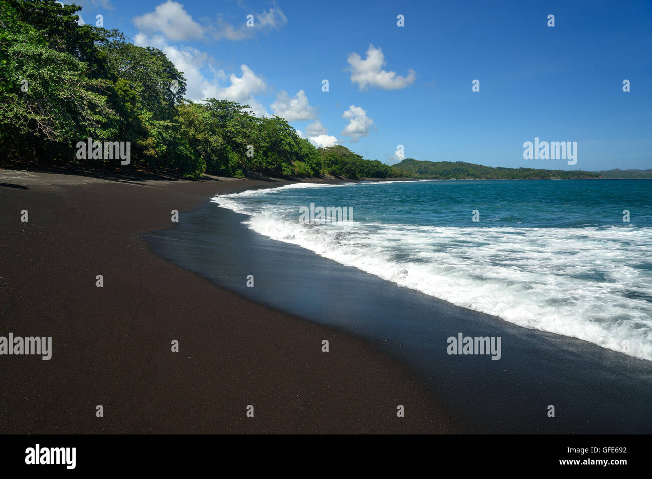 Schwarzen Sand Vulkanstrand im Tangkoko Nationalpark. Nord-Sulawesi. Indonesien Stockfoto