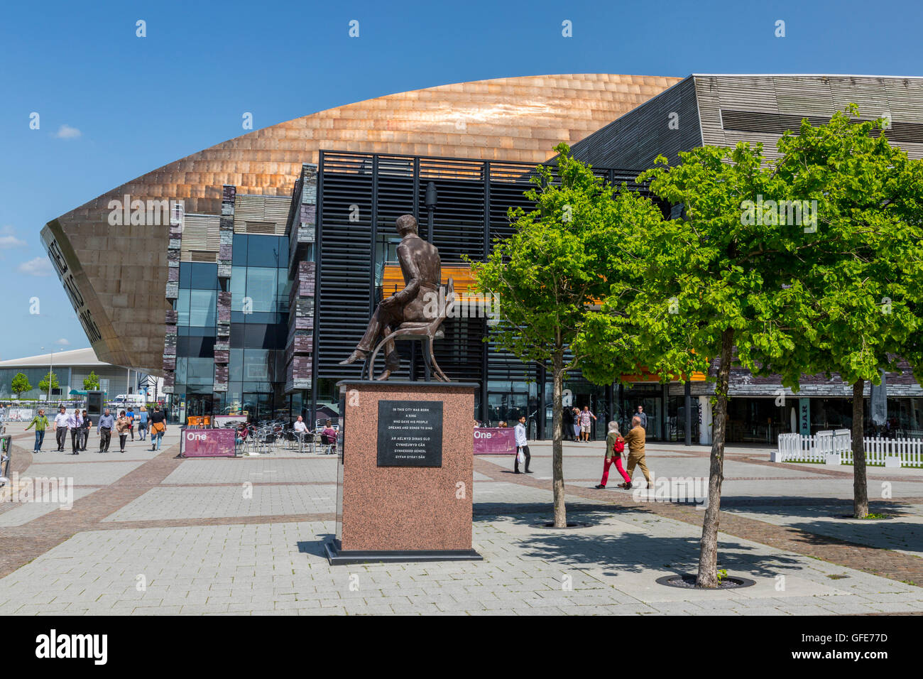 Das Millennium Centre und Ivor Novello Bronze in das sanierte Hafengebiet von South Glamorgan, Wales, Cardiff, UK Stockfoto