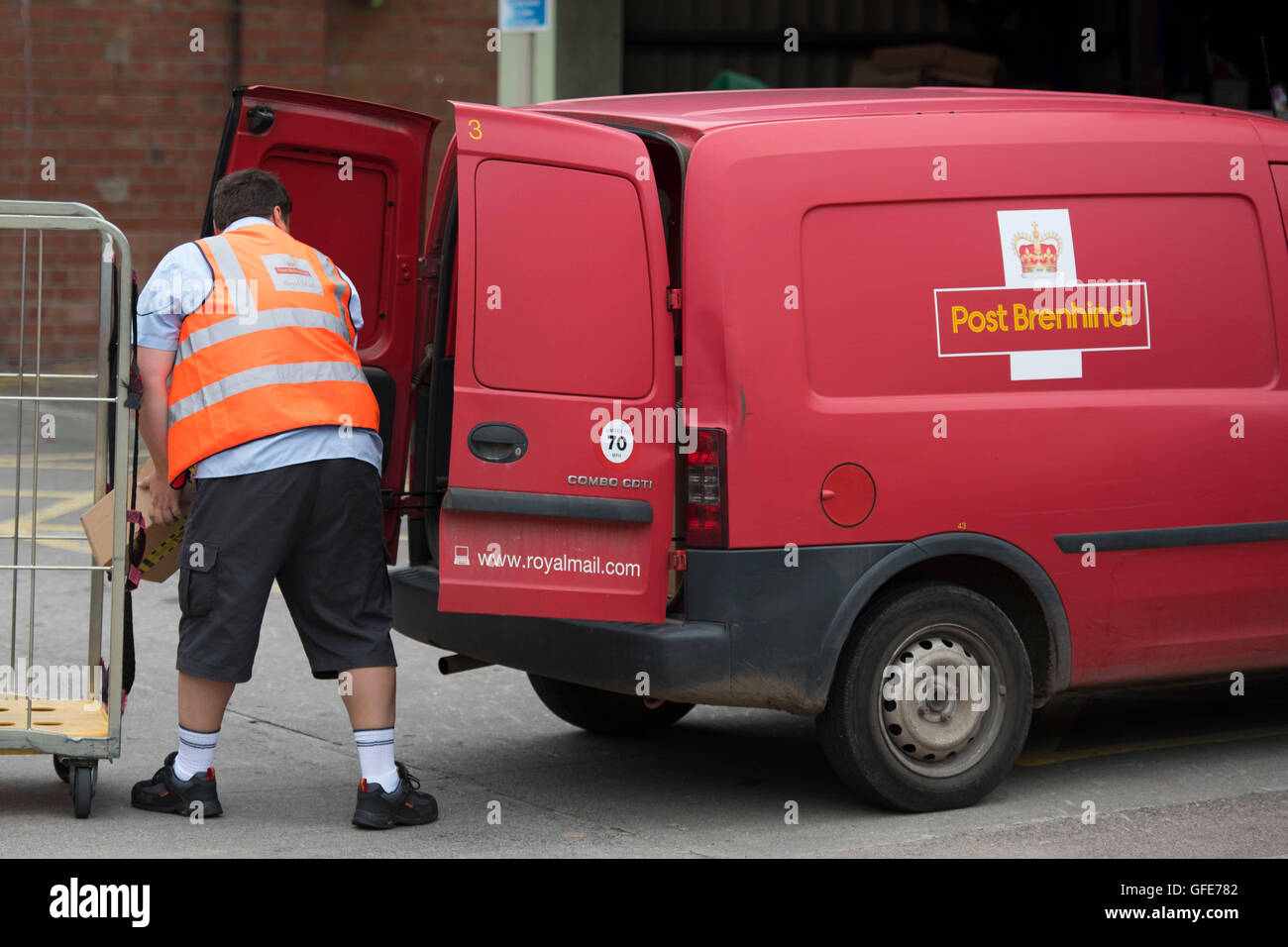 Royal Mail Auslieferungsfahrer entfernt Tasche aus einem Lieferwagen der Royal Mail. Stockfoto