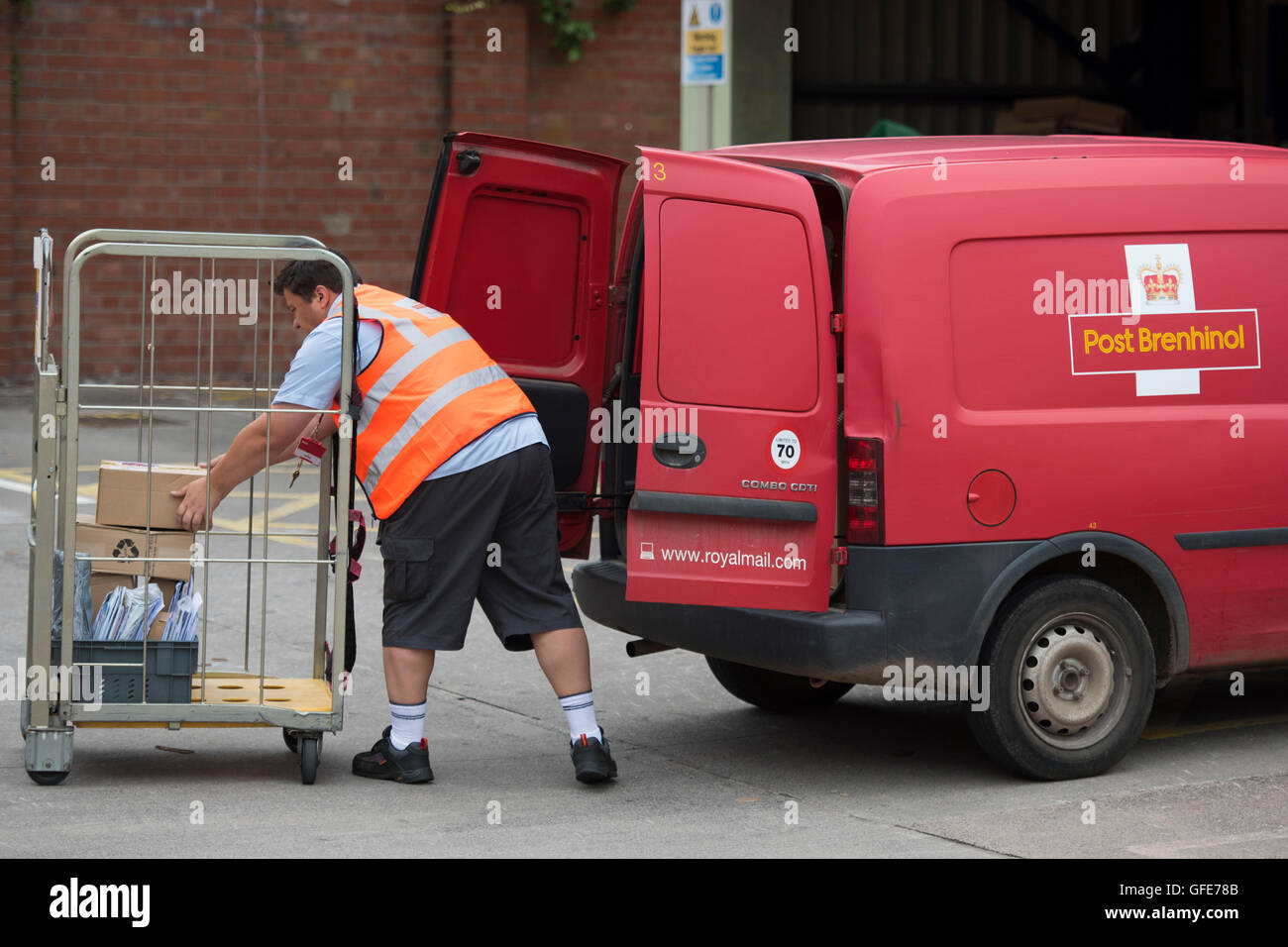 Royal Mail Auslieferungsfahrer entfernt Tasche aus einem Lieferwagen der Royal Mail. Stockfoto