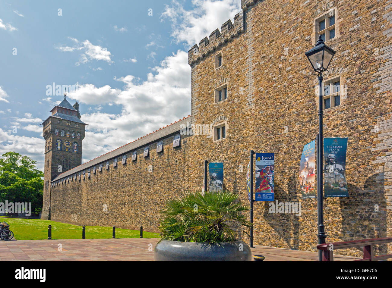 Der Uhrturm und der Außenwand des historischen Schlosses in South Glamorgan, Wales, Cardiff, UK Stockfoto