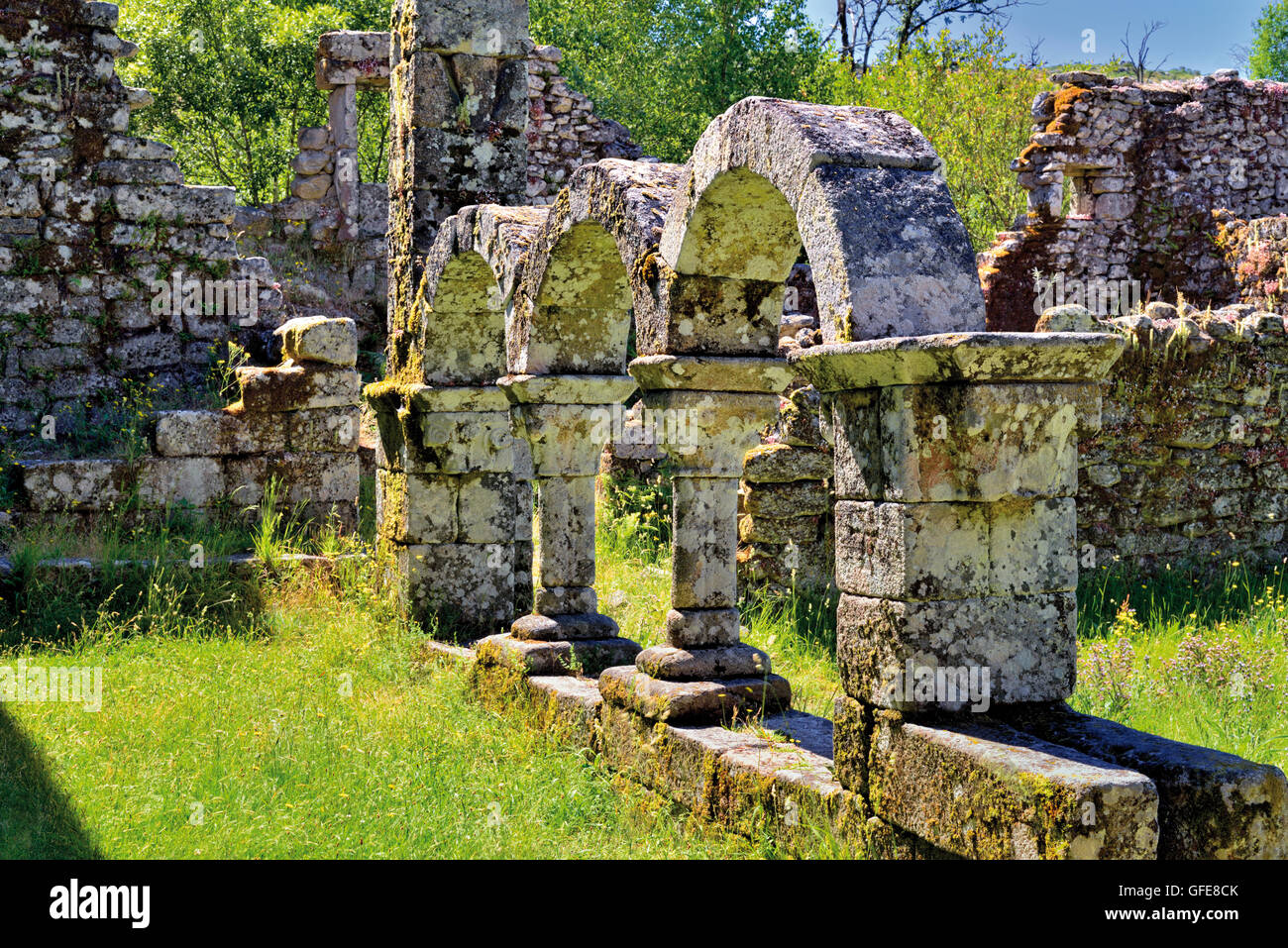 Portugal, Montalegre: Ruinen von den Kreuzgang des ehemaligen Klosters Santa Maria de Pitoes Das Junias Stockfoto
