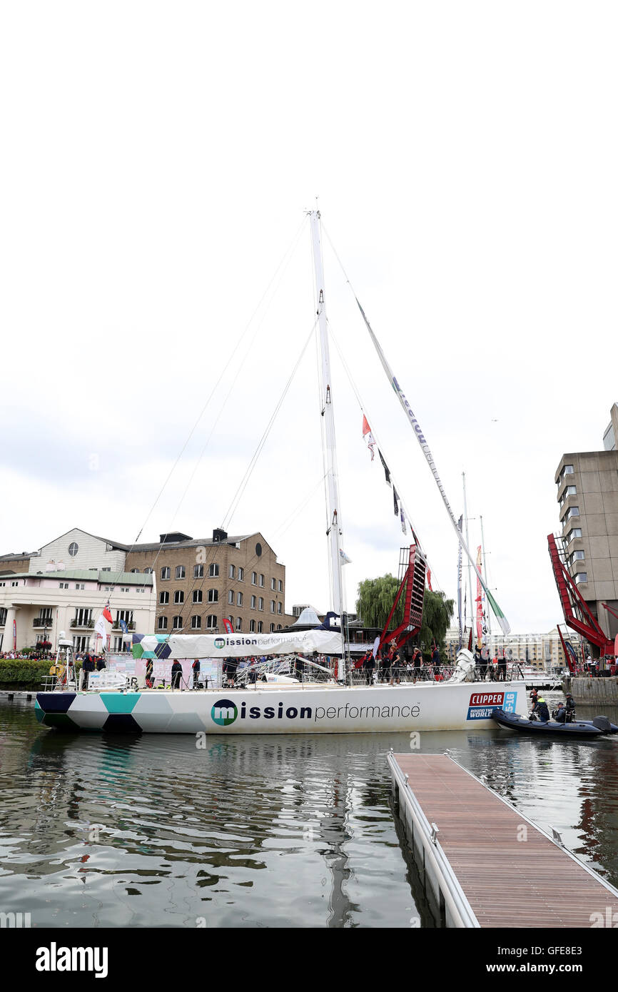 Team Mission Performance Ankunft zurück an der Anlegestelle in der Endphase der Clipper Round the World Yacht Race am St Katharine Docks, London. PRESSEVERBAND Foto. Bild Datum: Samstag, 30. Juli 2016. Bildnachweis sollte lauten: Simon Cooper/PA Wire Stockfoto