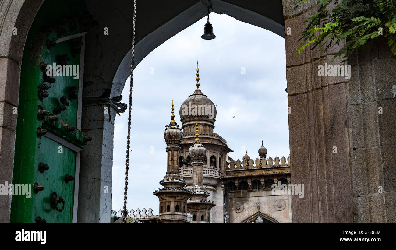 Blick von reich verzierten Minaretten durch das Haupttor von The Grand Makkah Masjid, Hyderabad, Indien Stockfoto