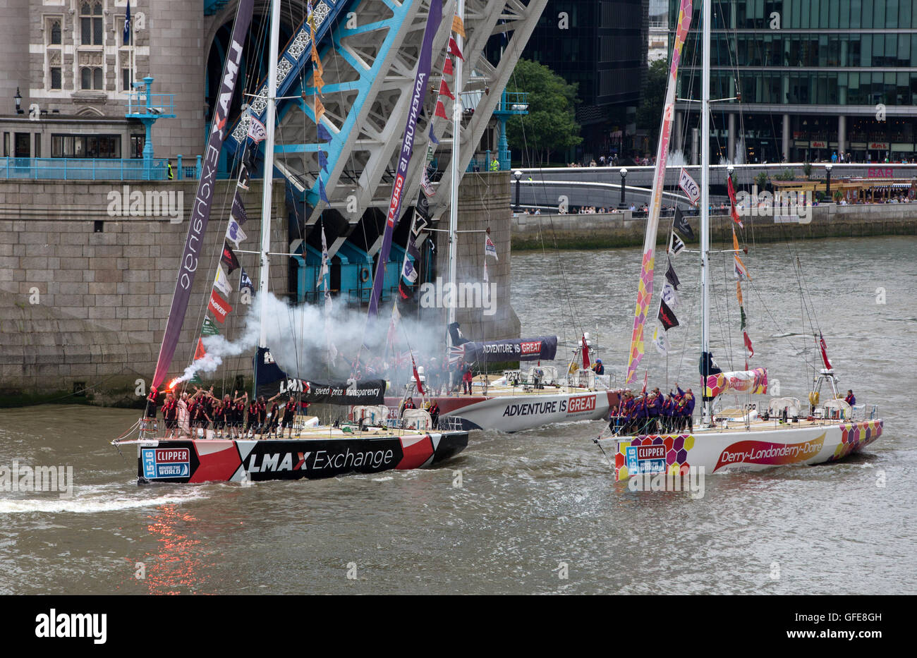 LMAX Exchange Team Lichter wie es das Rennen gewinnt folgte eine Fackel Team Derry Londonderry Derry und Team Großbritannien und Nordirland auf dem dritten Platz in der Endphase der Clipper Round the World Yacht Race am St Katharine Docks, London. PRESSEVERBAND Foto. Bild Datum: Samstag, 30. Juli 2016. Bildnachweis sollte lauten: Simon Cooper/PA Wire Stockfoto