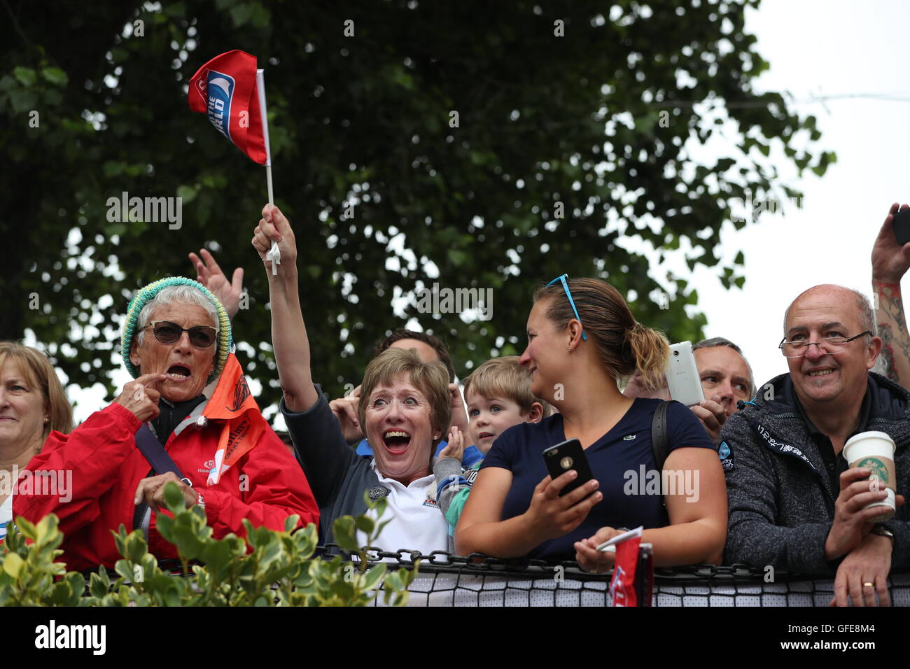 Fans säumen die Ufer der Themse warten auf die Boote in der Endphase der Clipper Round the World Yacht Race am St Katharine Docks, London. PRESSEVERBAND Foto. Bild Datum: Samstag, 30. Juli 2016. Bildnachweis sollte lauten: Simon Cooper/PA Wire Stockfoto