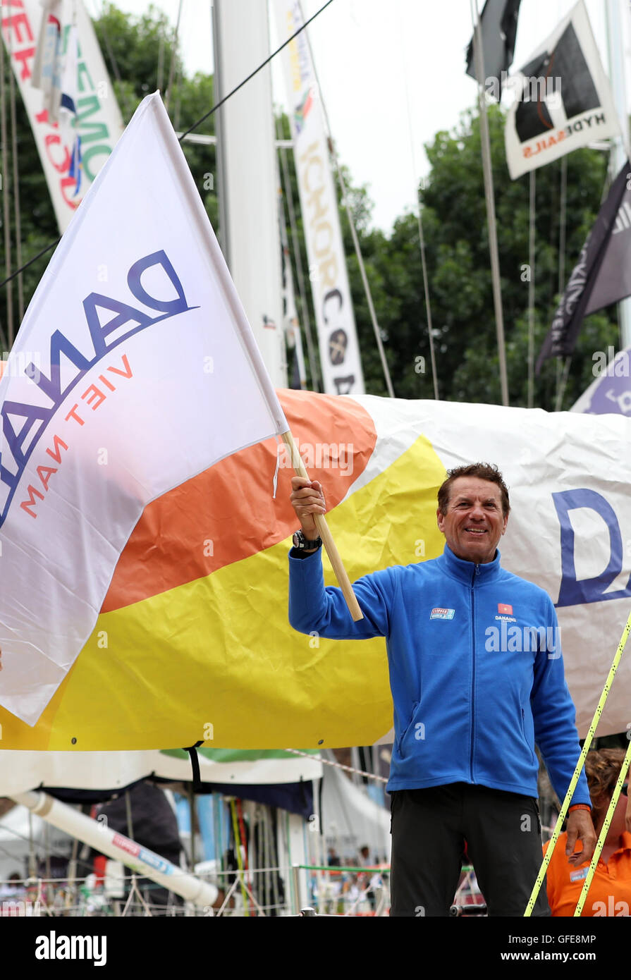 Ein Crew Mitglied des Team Danang Vietnam in der Endphase der Clipper Round the World Yacht Race am St Katharine Docks, London. PRESSEVERBAND Foto. Bild Datum: Samstag, 30. Juli 2016. Bildnachweis sollte lauten: Simon Cooper/PA Wire Stockfoto