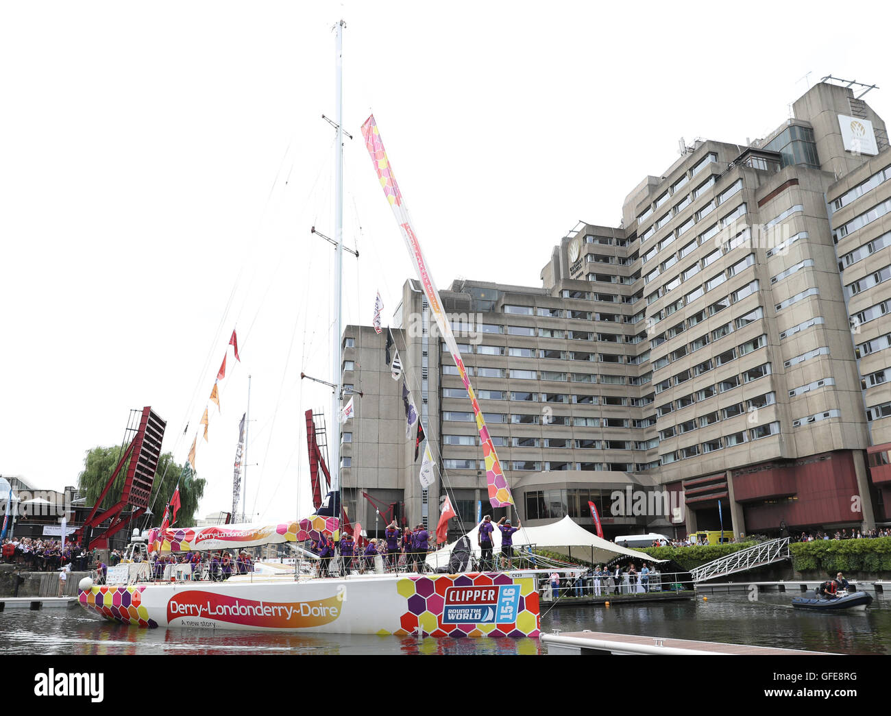 Team Derry Londonderry-Derry feiert zweiten Platz in der Endphase der Clipper Round the World Yacht Race am St Katharine Docks, London. PRESSEVERBAND Foto. Bild Datum: Samstag, 30. Juli 2016. Bildnachweis sollte lauten: Simon Cooper/PA Wire Stockfoto