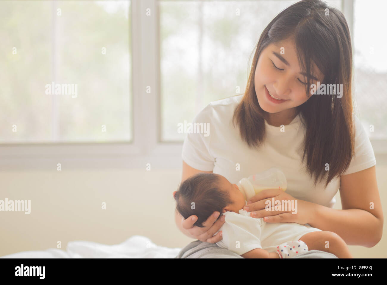 glücklich family.asian Mutter mit ihrem Baby im Schlafzimmer spielen. Stockfoto