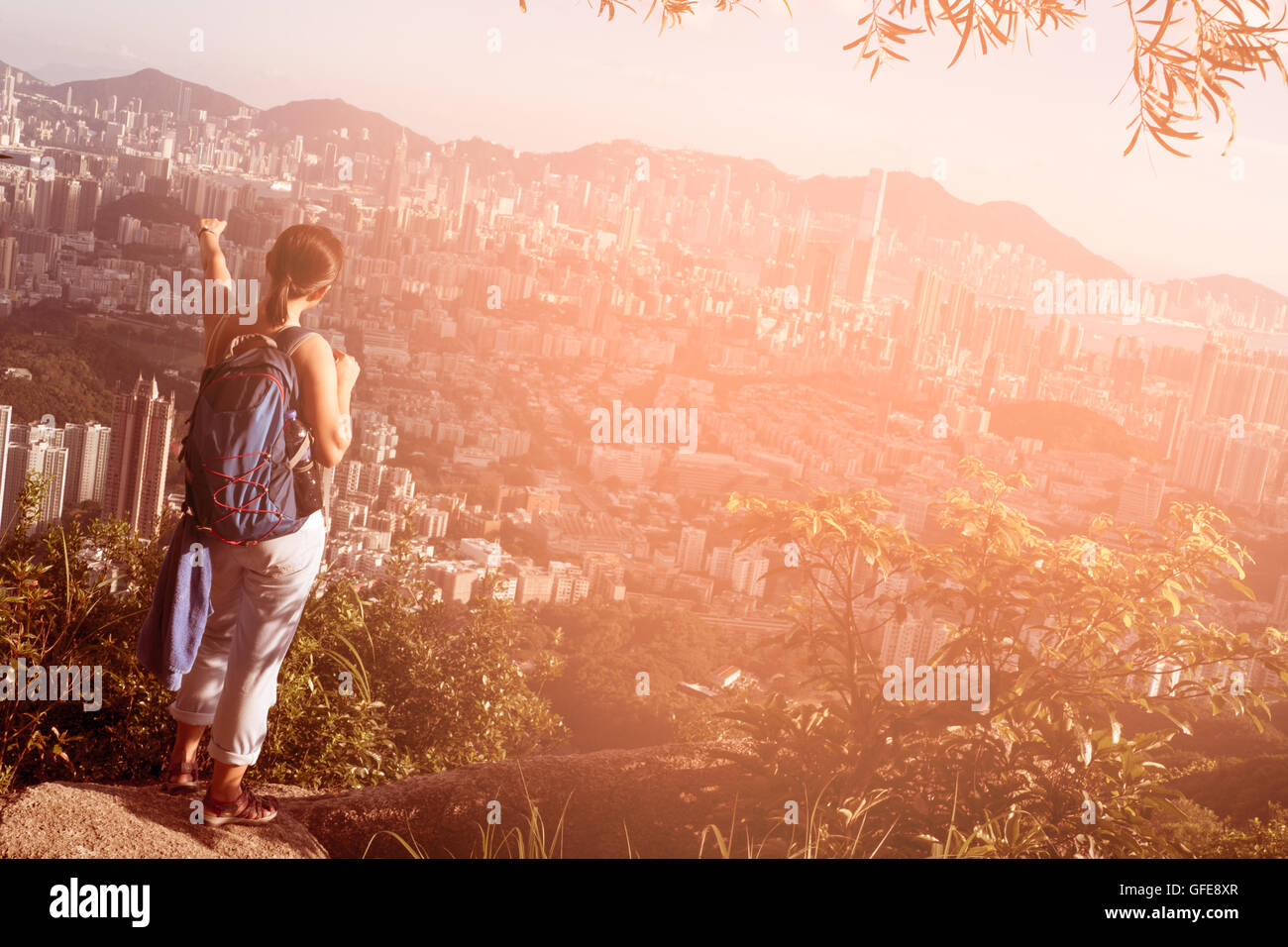 Frau Wanderer genießen Sie die Aussicht bei Sonnenuntergang Mountain Lion Peak Felswand Stockfoto