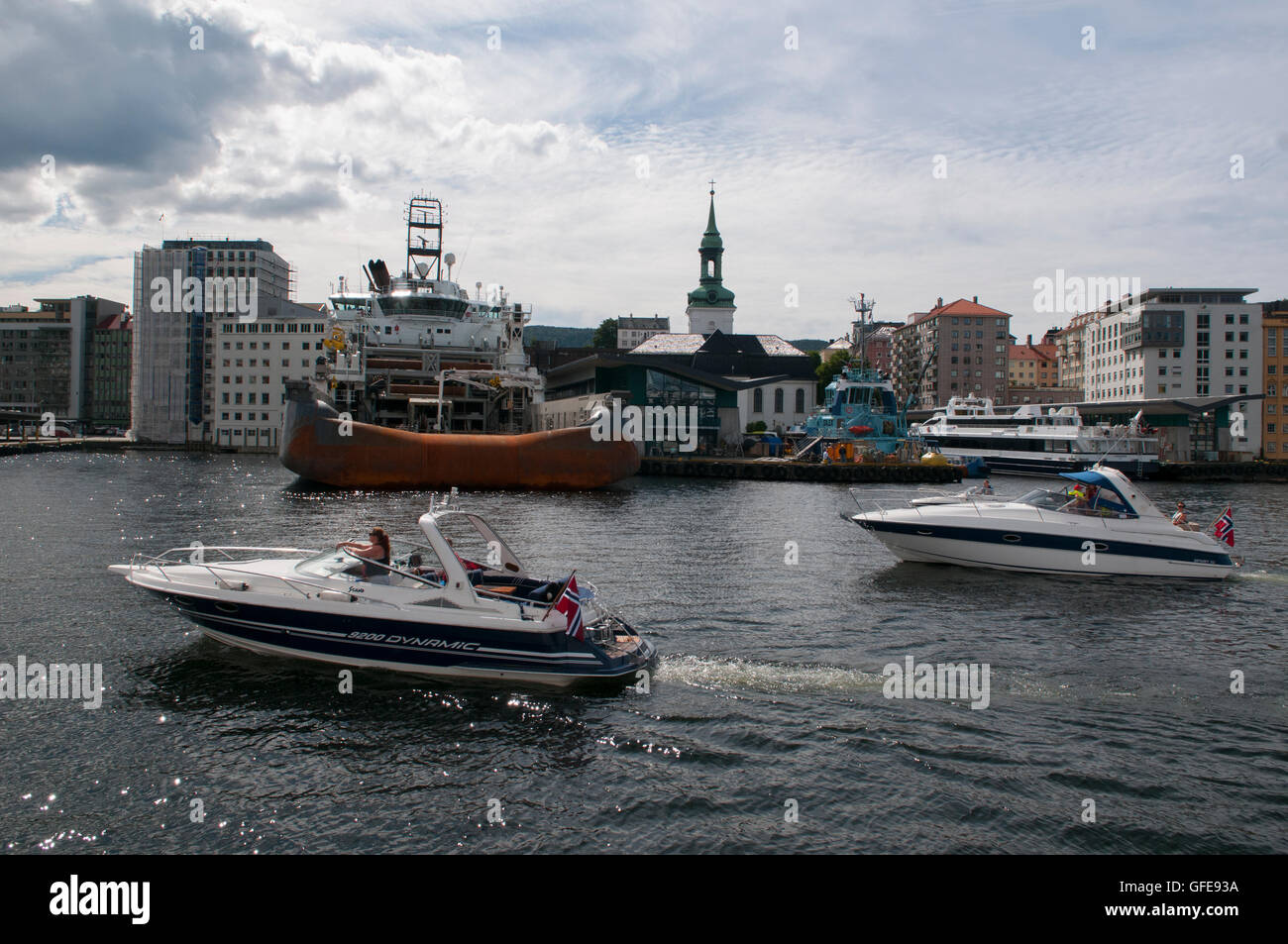 Bergen, Norwegen. Zwei Schnellboote fahren den Hafen in Richtung Zentrum von Bergen Stockfoto