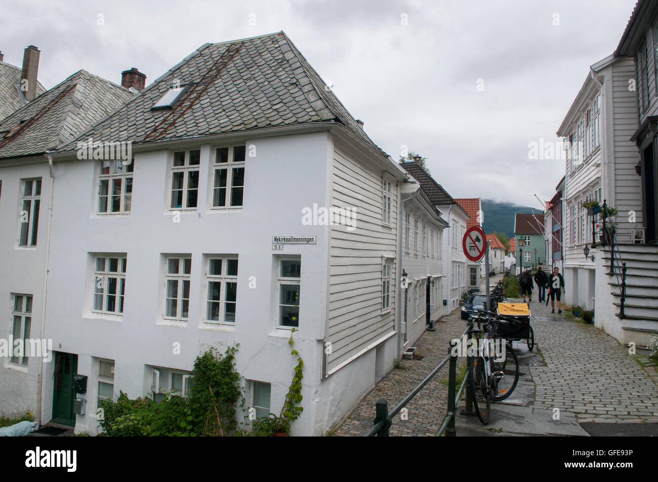 Bergen, Norwegen. Wohnbebauung befindet sich in Nordnes, Bergen, Norwegen. Wohnungsbau mit engen, gepflasterten Gassen. Stockfoto